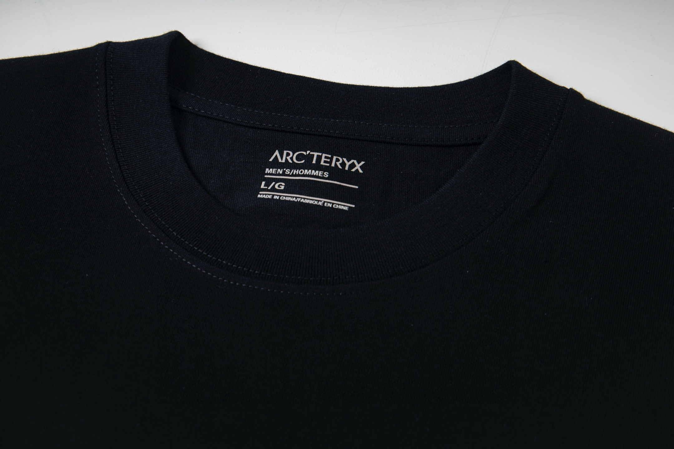 💰115
ARC'TERYX 始祖鸟 经典多彩鸟印花休闲情侣短袖T恤-顶级品质
Coler:黑色 白色
Size:M L XL 2X
Number:252250
采用260G 双纱纯棉面料 真正的爽滑棉
告别又薄又透的尴尬
加倍密度撑死立体廓形
高温预缩处理 非常重磅手感细腻
同缸定染螺纹无色差
整件做法采用三针五线工艺 领口 肩缝 袖缝双线
立体有质感保证与zp原版一致
图案采用进口机印花
层层印制 牢靠度高 不开裂不脱落 图案立体感十足
尊崇原版肩线剪裁
非市面看图做货品质 慢工出细活!
原版一致领标 水洗唛 吊牌 包装齐全
原版贴纸 扫码可进官网
【ARC'TERYX】
Arcteryx中文名始祖鸟,加拿大户外服饰品牌,1989年创立于加拿大温哥华。始祖鸟来自加拿大海岸山脉,植根高山的专业户外品牌,始终秉承对精湛设计和工艺孜孜以求的准则。从1989年创立至今,Arcteryx 始终不断在产品设计与做工上不惜工本,以满足始祖鸟的标准。品质、设计以及精简的理念造就了其良好的性能,并能满足严苛环境下的使用需求。