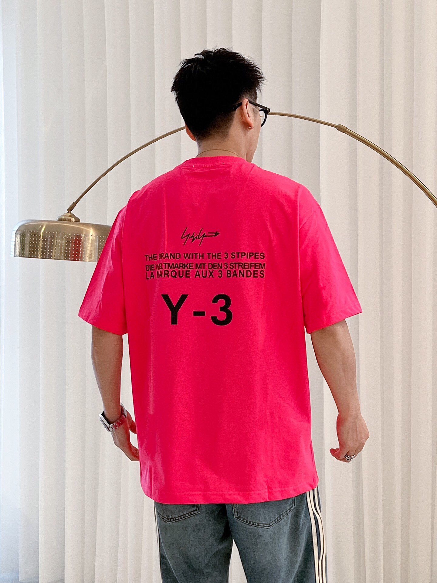 新款短袖T恤拼接设计迎来这一季的销量榜首冠军首位Yamamoto擅长的前卫美学和对于运动科技的专长在这件