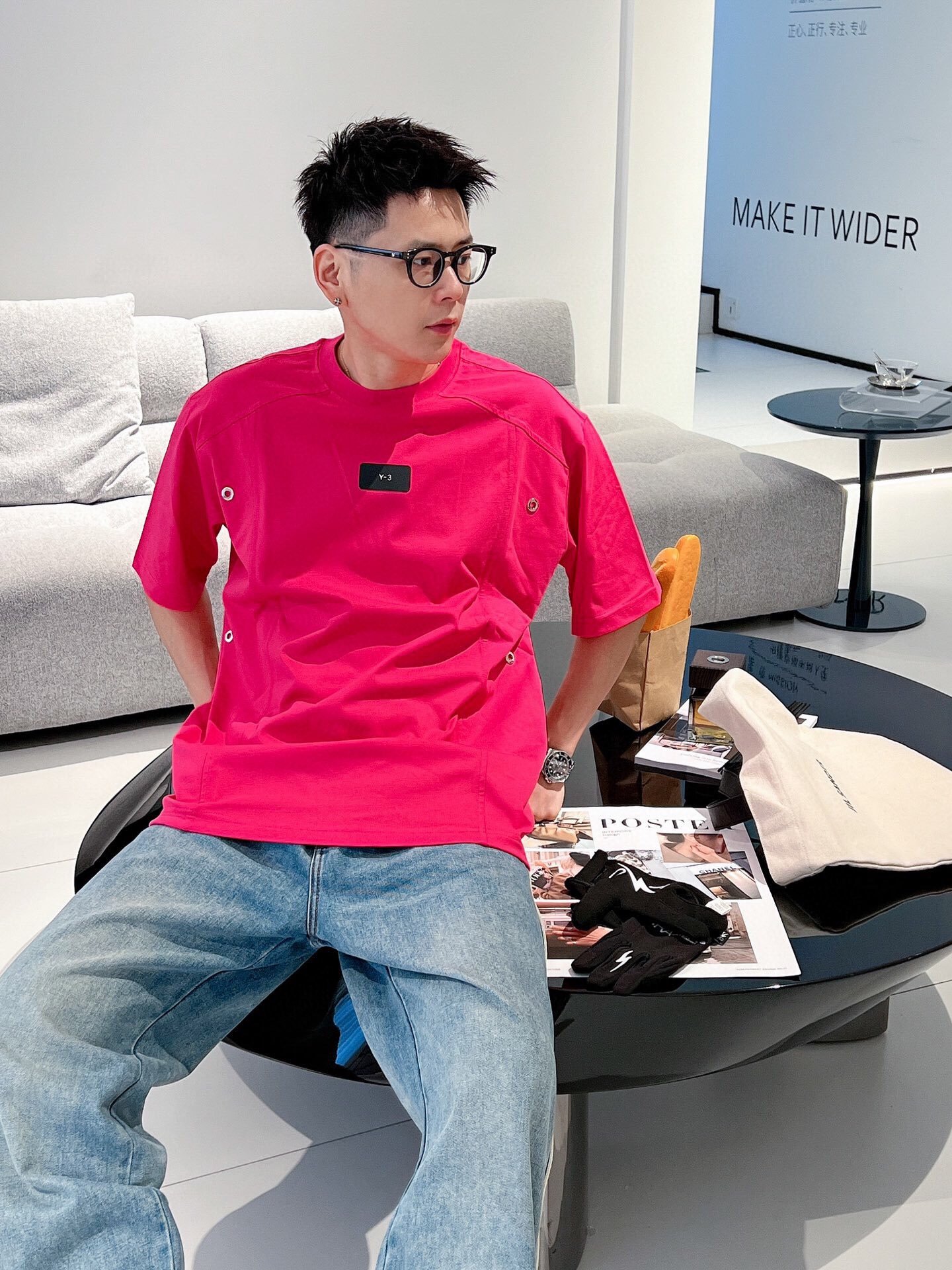 新款短袖T恤拼接设计迎来这一季的销量榜首冠军首位Yamamoto擅长的前卫美学和对于运动科技的专长在这件