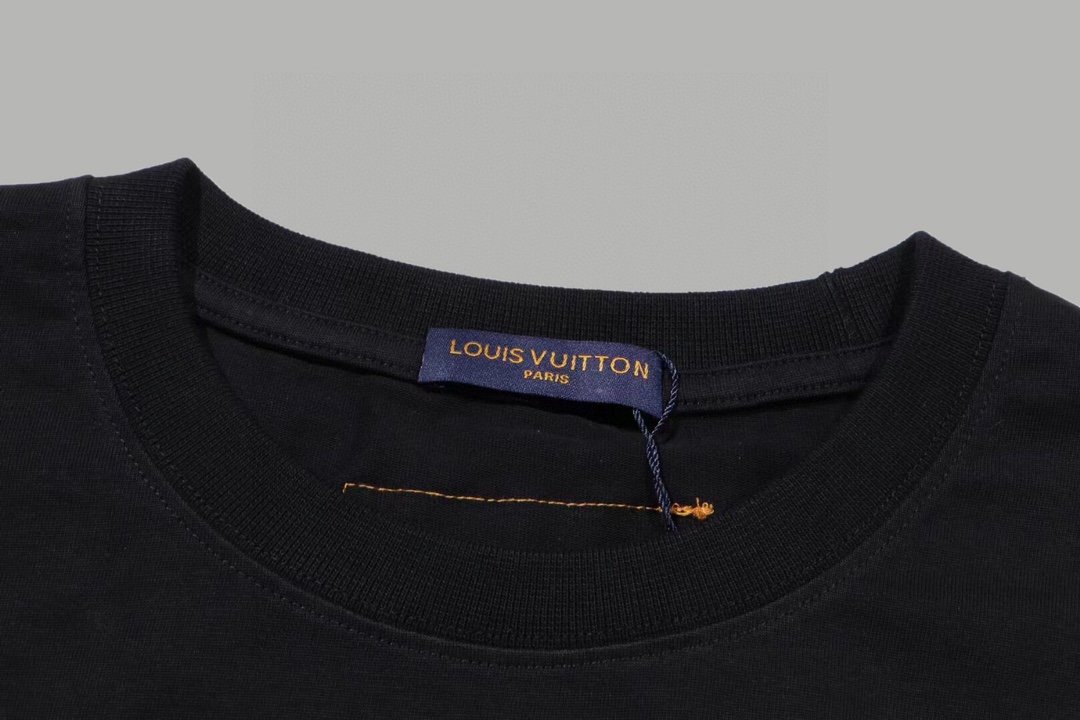 LOUISVUITTON路易威登官网走秀款Lv大师亲手设计潮牌新品印花圆领短袖T恤时尚又个性超级百搭好看