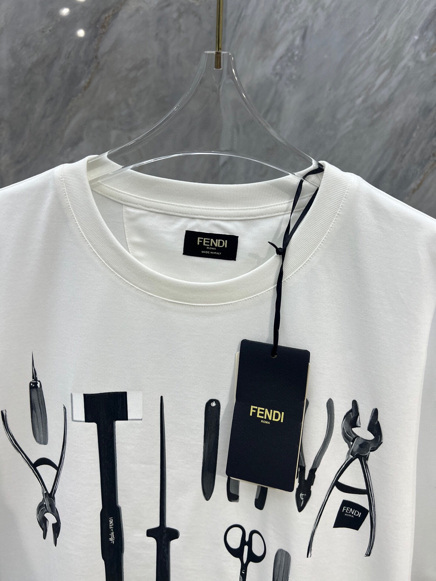 Fendi/芬迪24ss男装饰数码印花工具图案圆领短袖T恤正面饰有FENDI工具图案描绘FENDI工匠所