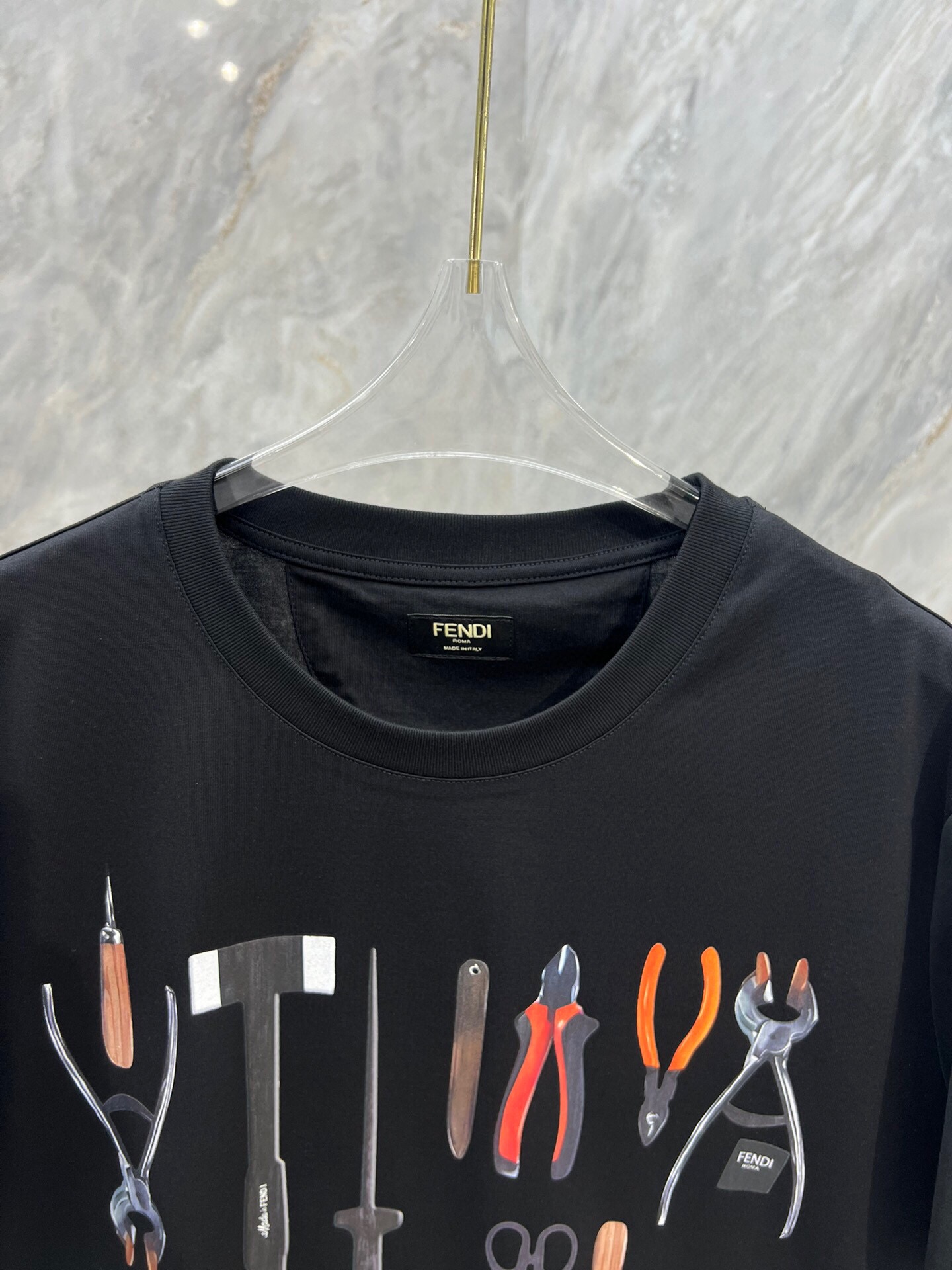 Fendi/芬迪24ss男装饰数码印花工具图案圆领短袖T恤正面饰有FENDI工具图案描绘FENDI工匠所
