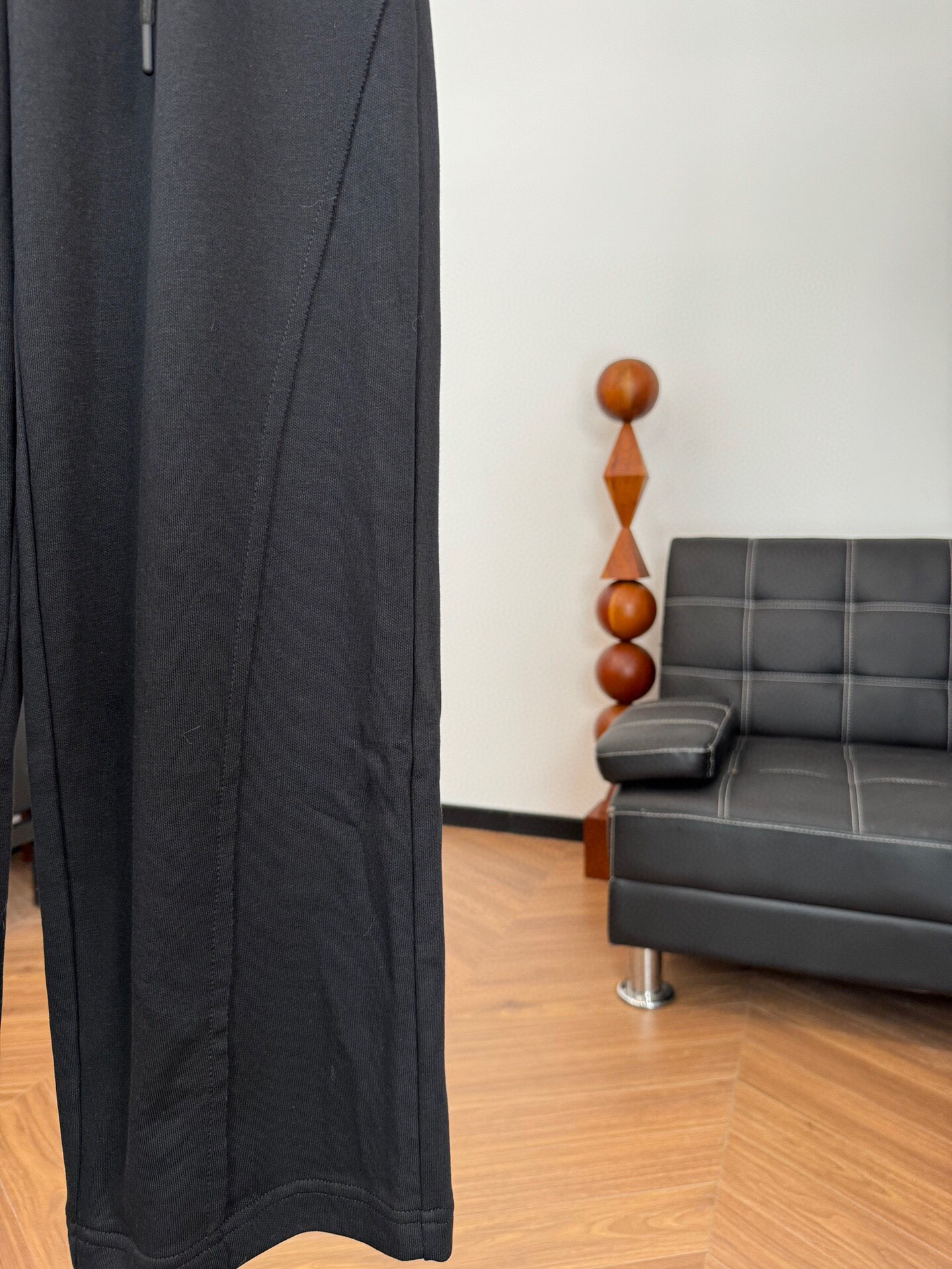 新款马吉拉MM6双抽绳设计卫裤小褶皱设计前幅标印花设计采用棉质面料上身帅气十足！完美百搭！码数S-XL高