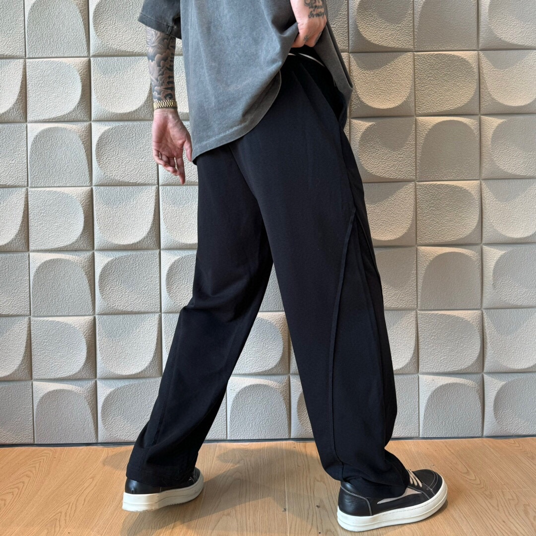 新款马吉拉MM6双抽绳设计卫裤小褶皱设计前幅标印花设计采用棉质面料上身帅气十足！完美百搭！码数S-XL高