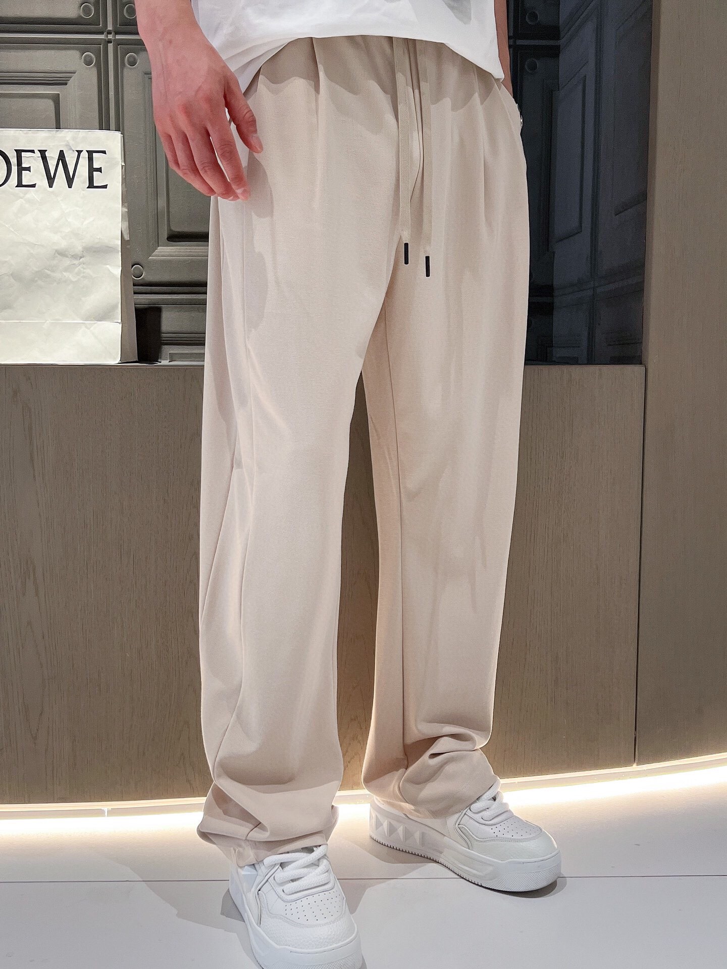 杰尼亚夏季新款休闲裤高级优质混纺面料触感柔软舒适具有垂感！肌理有着水洗工艺后的痕迹细腻柔软程度非同一般非