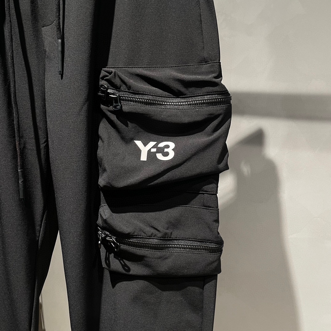 Y-3新款秋冬长裤采用优质面料亲肤舒适！版型完美！百搭款！裤头logo标识双大机能风口袋设计别具一格上身