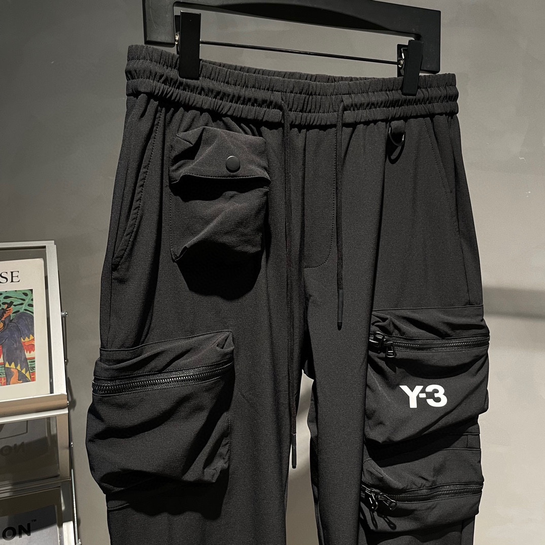 Y-3新款秋冬长裤采用优质面料亲肤舒适！版型完美！百搭款！裤头logo标识双大机能风口袋设计别具一格上身