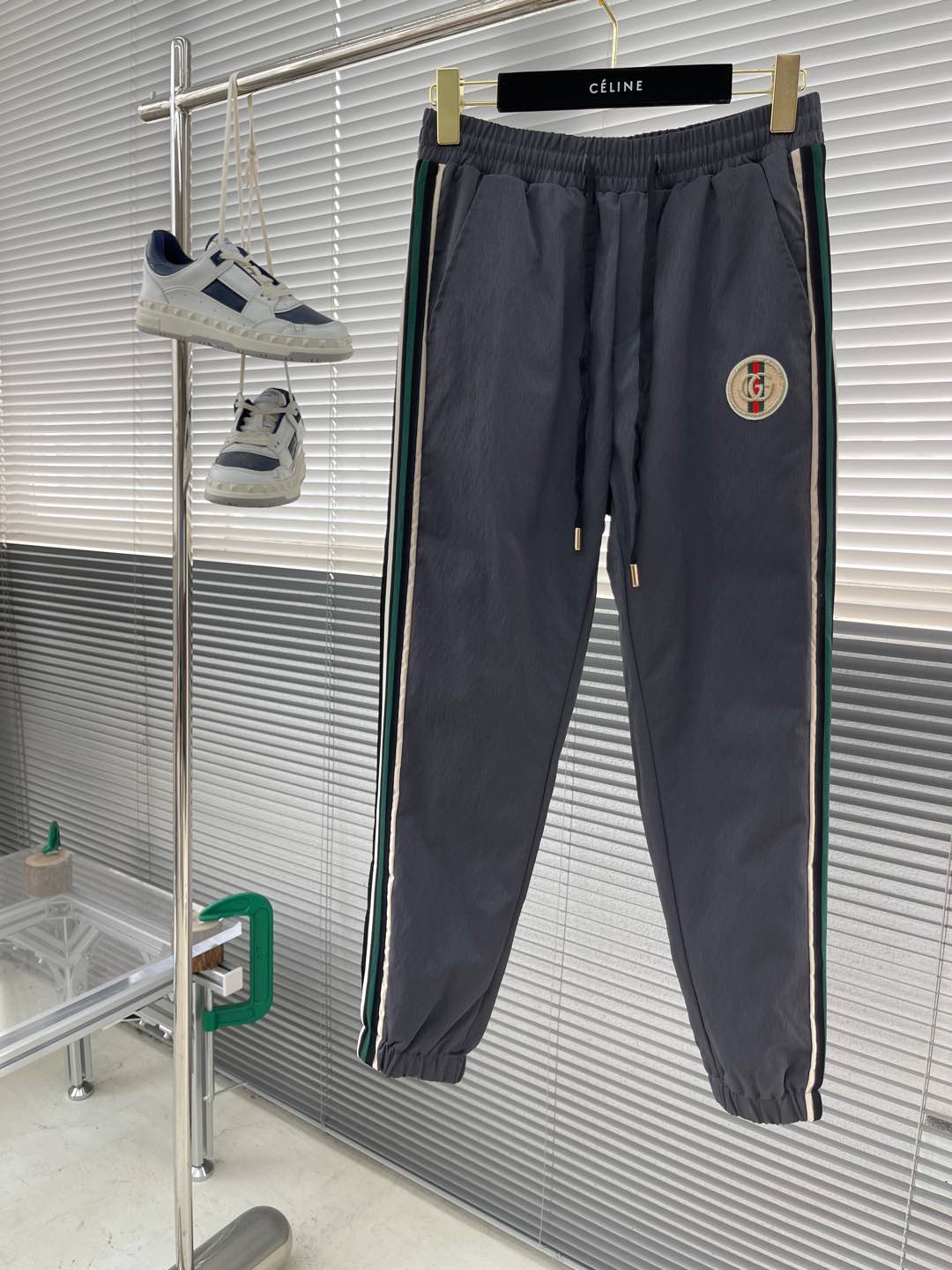 NO:597188,GUCC Winter Warmth Item Men's Down Pants Super Stylish Customized white duck down diamond-proof velvet fabric with excellent fluffiness, full filling, light and not tight, fashionable and simple, windproof and warm design. Original fabric, warm and stylish, cold-proof and warm, every detail shows craftsmanship, seize the opportunity with intention. Size 48-58,,gucci,down jacket,alexander wang19860909GUCC 冬季保暖神器 男士羽绒裤 超有型 定制白鸭绒防钻绒面料、蓬松度极好,填充物饱满,轻便不压身,时尚简约,防风保暖设计.原版面料,保暖有型、御寒保暖、处处细节显工艺,有心的把握机会吧. 码数48-58,,gucci,down jacket,alexander wang,Men's clothing