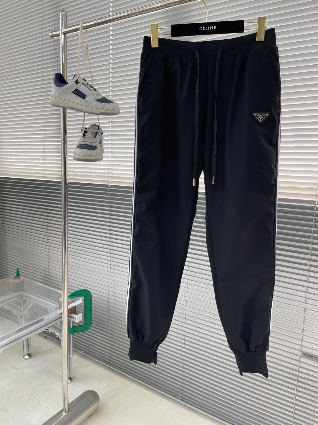 NO:597176,PRAD 25 Winter Warmth Item Men's Down Pants Super Stylish Customized white duck down drill-proof velvet fabric with excellent fluffiness, full filling, light and not weighing down, fashionable and simple, windproof and warm design. Original fabric, warm and stylish, cold-proof and warm, every detail shows craftsmanship, seize the opportunity with intention. Code number 48-58,, prada, down jacket, alexander wang19860909PRAD 25冬季保暖神器 男士羽绒裤 超有型 定制白鸭绒防钻绒面料、蓬松度极好,填充物饱满,轻便不压身,时尚简约,防风保暖设计.原版面料,保暖有型、御寒保暖、处处细节显工艺,有心的把握机会吧. 码数48-58,,prada,down jacket,alexander wang,Men's clothing