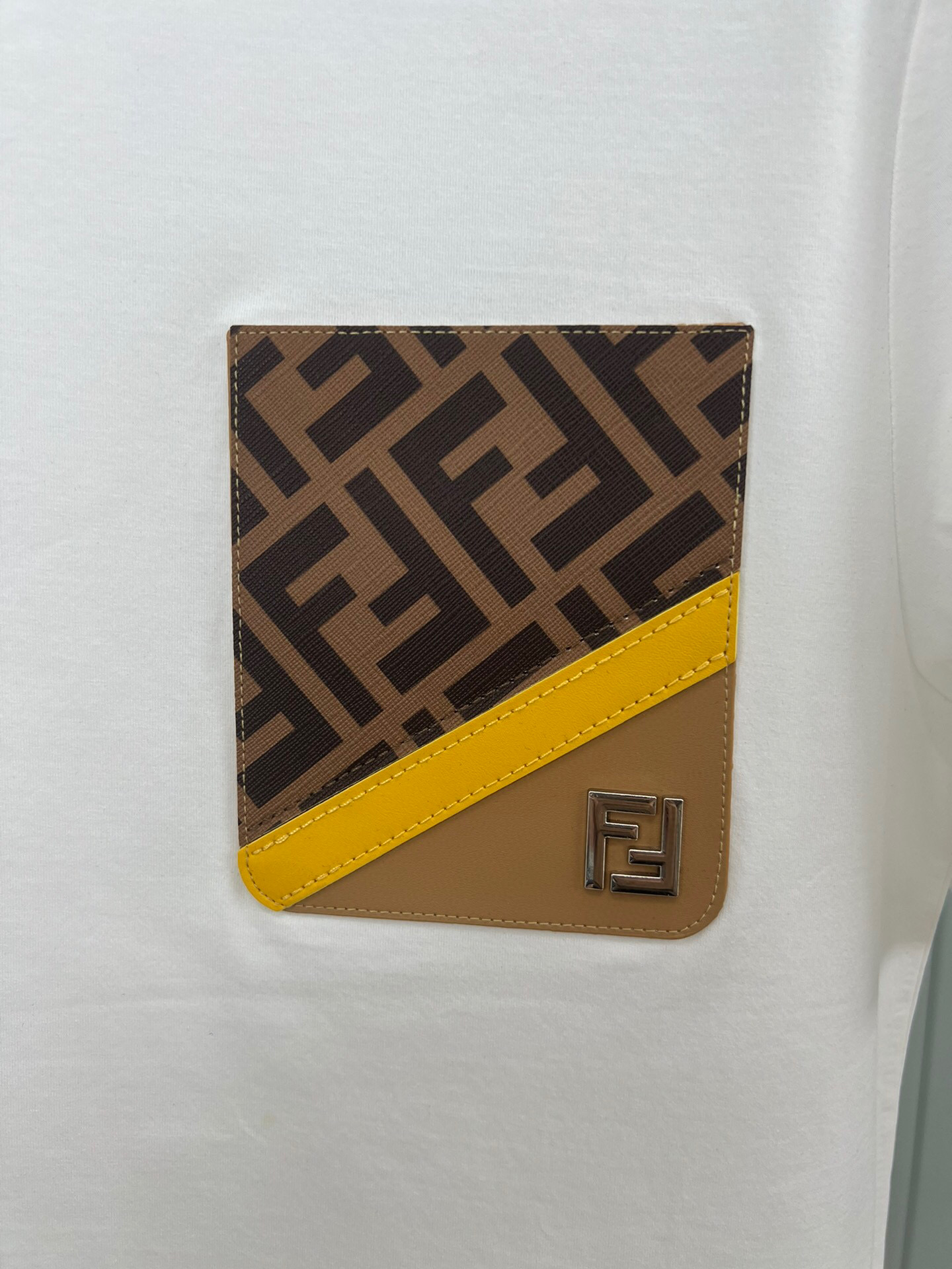 P85 FENDI 25春夏新品皮质拼色贴袋五金FF标识短袖T恤，采用定制纯棉面料；黑色 白色 s—xxl