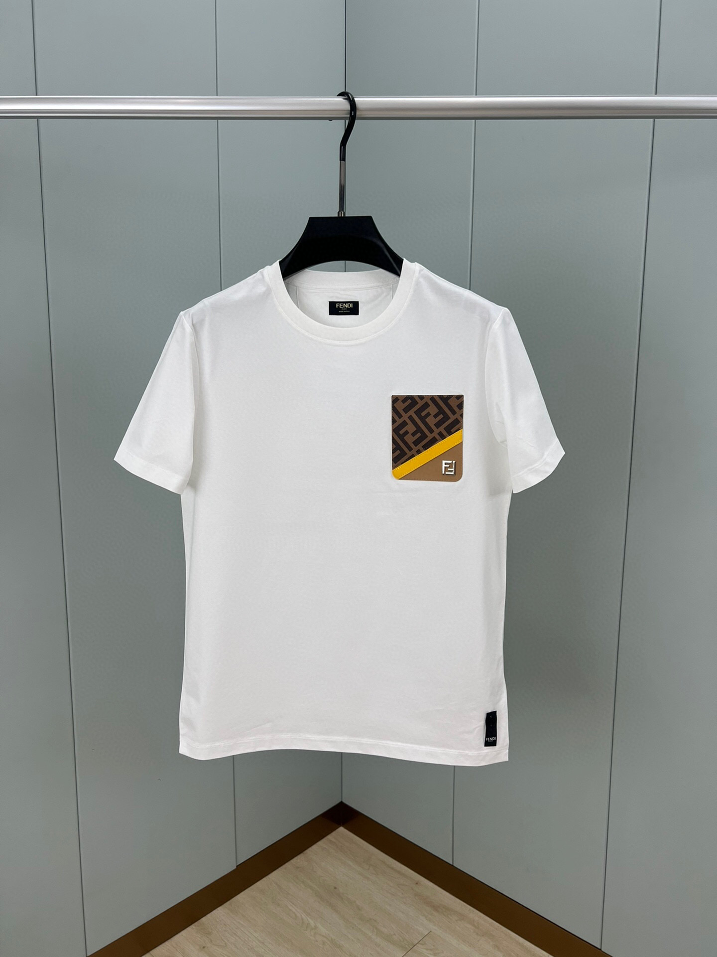 P85 FENDI 25春夏新品皮质拼色贴袋五金FF标识短袖T恤，采用定制纯棉面料；黑色 白色 s—xxl