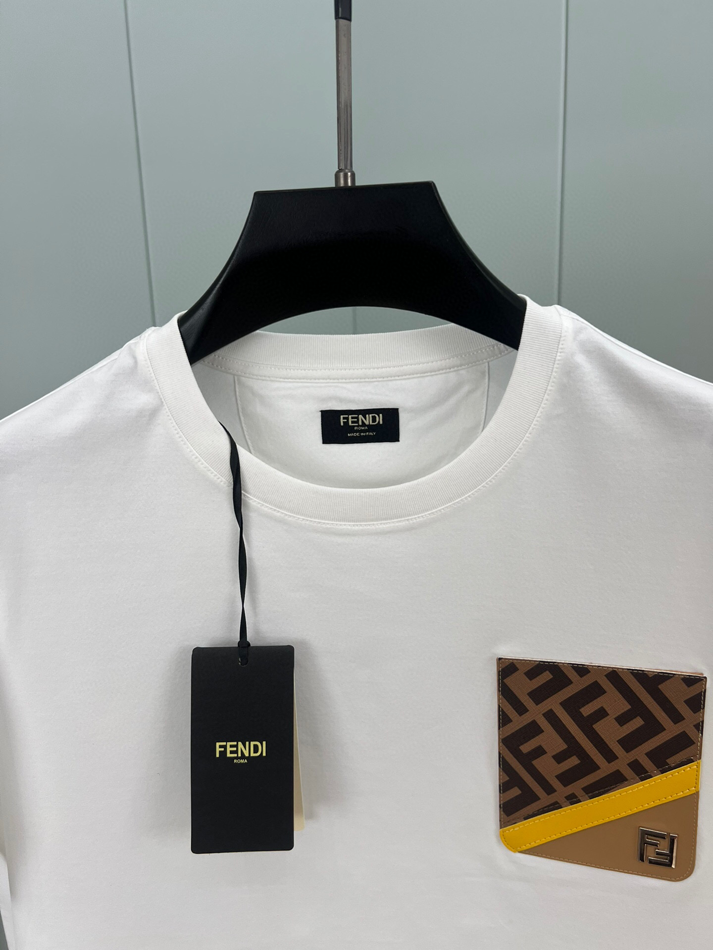 P85 FENDI 25春夏新品皮质拼色贴袋五金FF标识短袖T恤，采用定制纯棉面料；黑色 白色 s—xxl