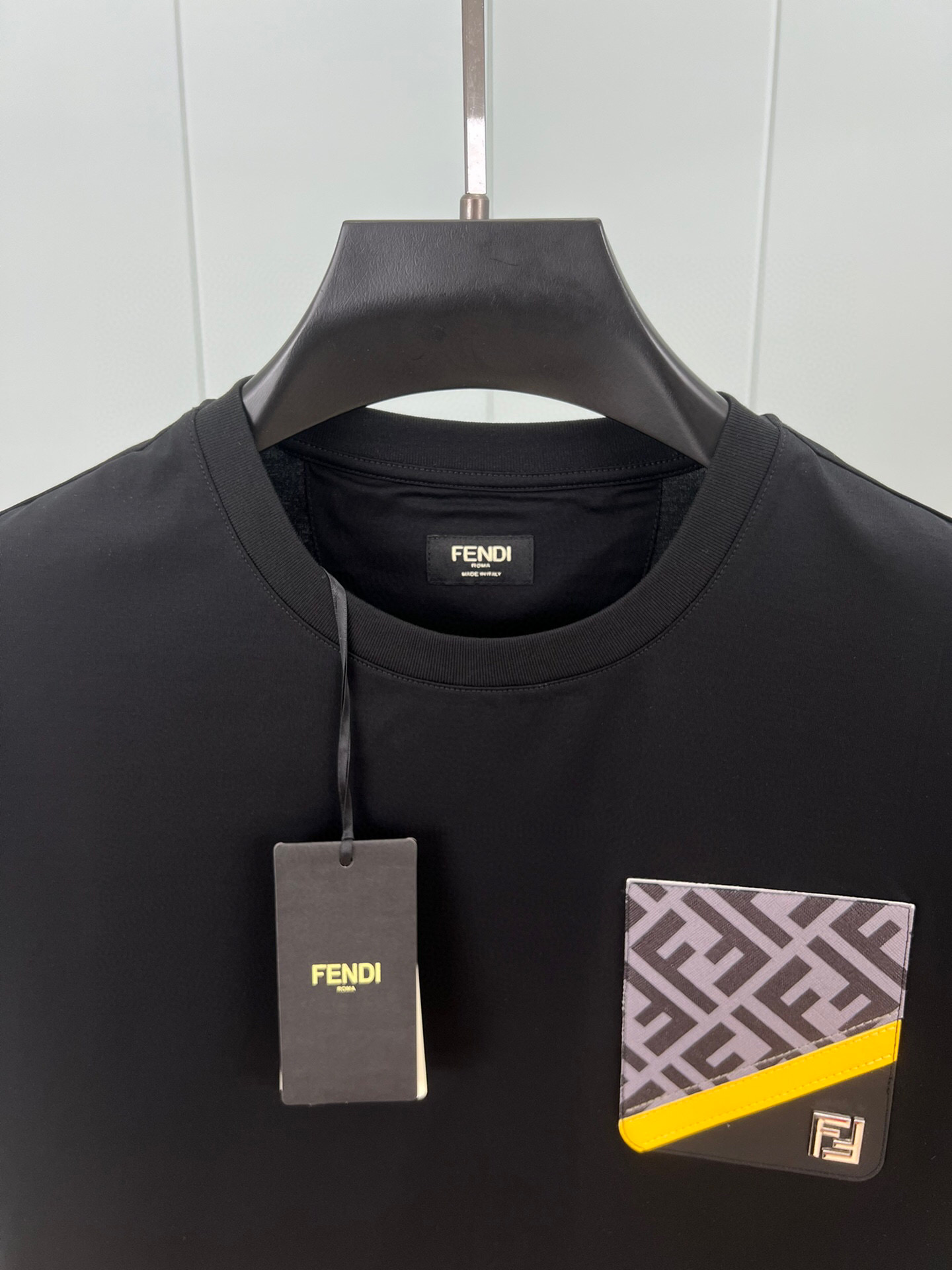 P85 FENDI 25春夏新品皮质拼色贴袋五金FF标识短袖T恤，采用定制纯棉面料；黑色 白色s—xxl
