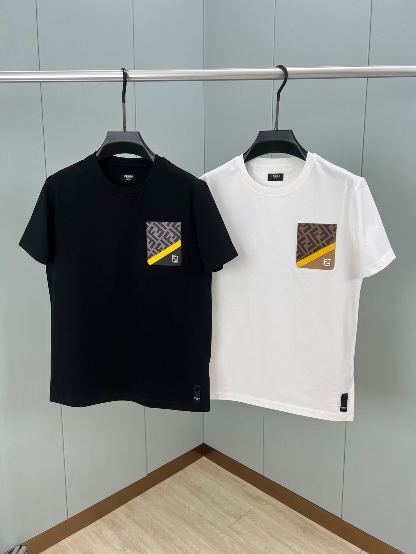 P85 FENDI 25春夏新品皮质拼色贴袋五金FF标识短袖T恤，采用定制纯棉面料；黑色 白色s—xxl
