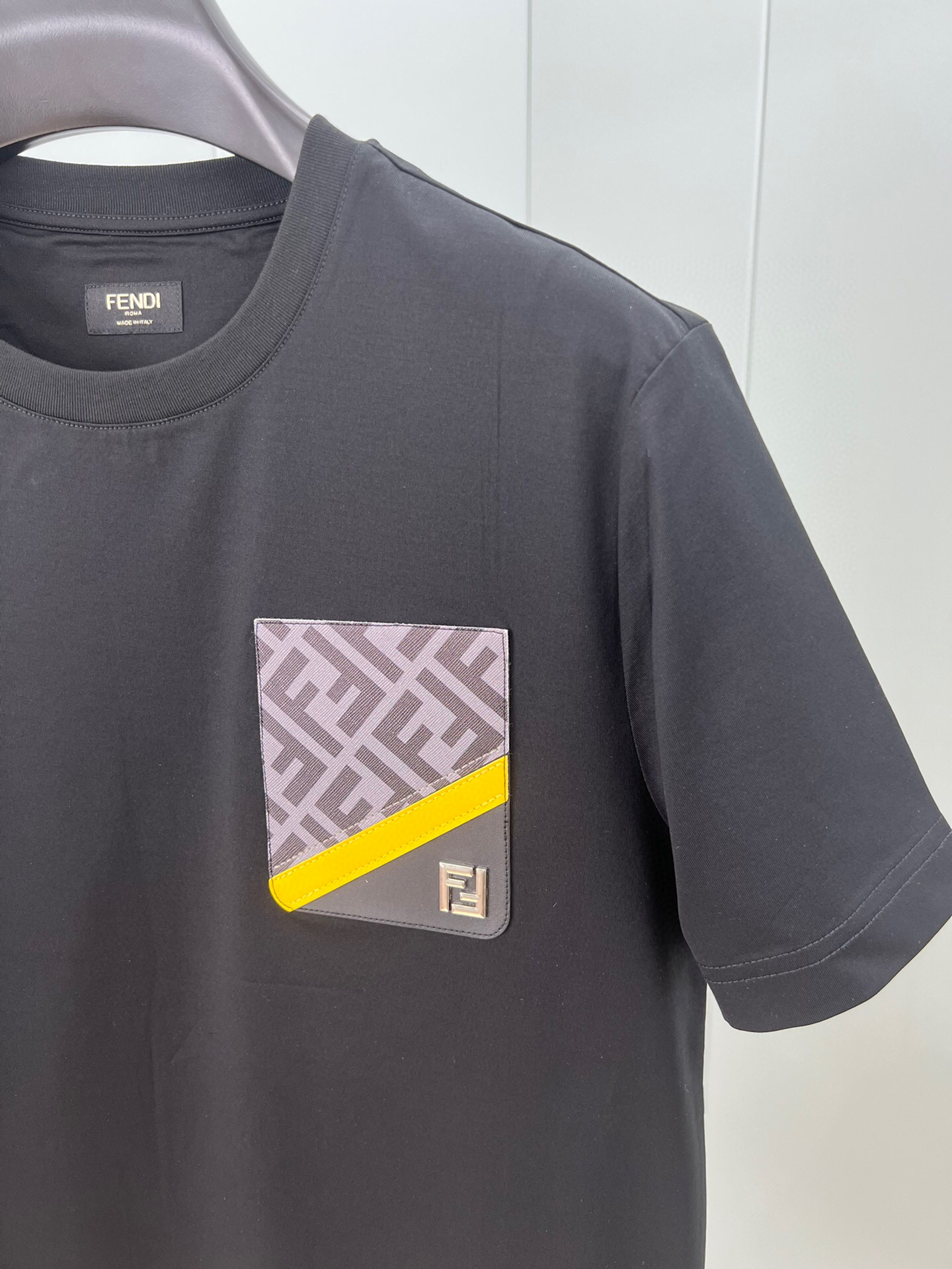 P85 FENDI 25春夏新品皮质拼色贴袋五金FF标识短袖T恤，采用定制纯棉面料；黑色 白色s—xxl