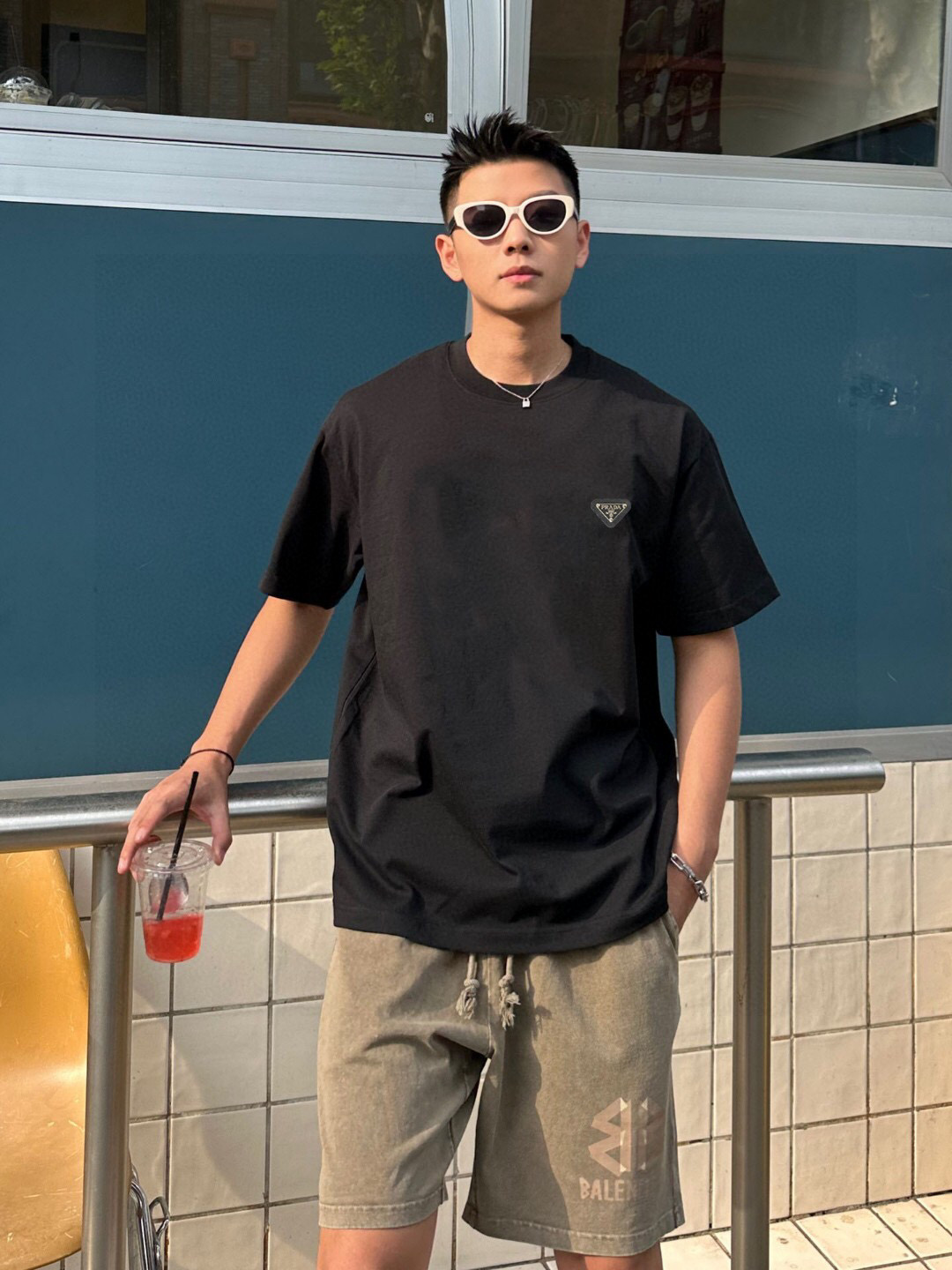 NO:116878,PRAD* Prada* 2025 spring and summer new short-sleeved T-shirt heavyweight pure cotton exquisite triangle embroidery color black white night blue S M L XL XXL,,prada,prada,T-shirt,tees,t-shirt,alexander wang19860909PRAD* 普拉达* 2025春夏新款短袖T恤 重磅纯棉精致三角标刺绣 颜色黑色白色夜幕蓝 码数S M L XL XXL,,prada,prada,T-shirt,tees，t-shirt,alexander wang,Men's clothing