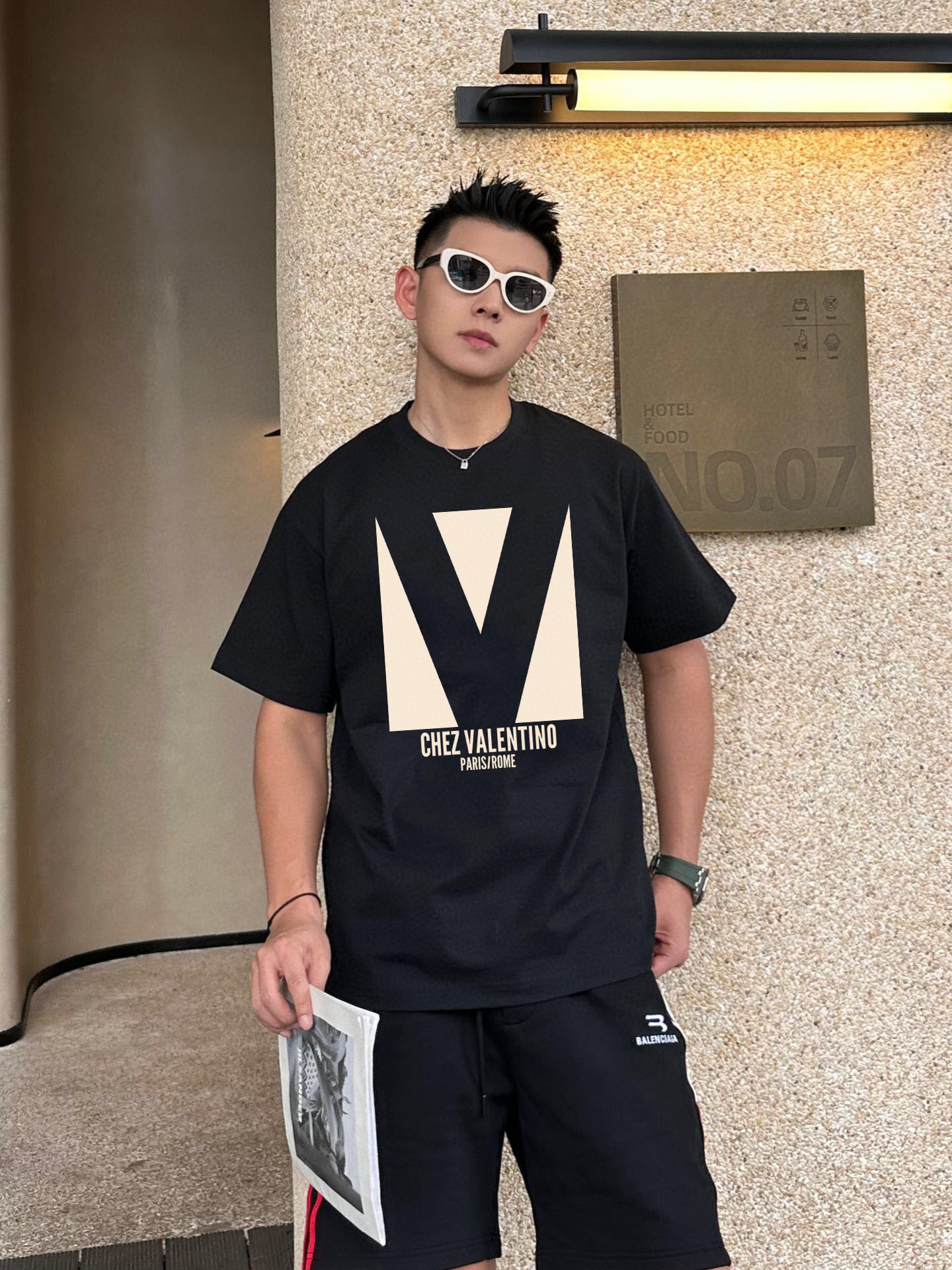 NO:116893,VALENT* Valentino* 2025 spring and summer new short-sleeved T-shirt heavy cotton letter pattern print color black white night blue S M L XL XXL, valentino, valentino, T-shirt, tees, t-shirt, alexander wang19860909VALENT* 华伦天奴* 2025春夏新款短袖T恤 重磅纯棉字母图案印花 颜色黑色白色夜幕蓝 码数S M L XL XXL,,valentino,valentino,T-shirt,tees，t-shirt,alexander wang,Men's clothing