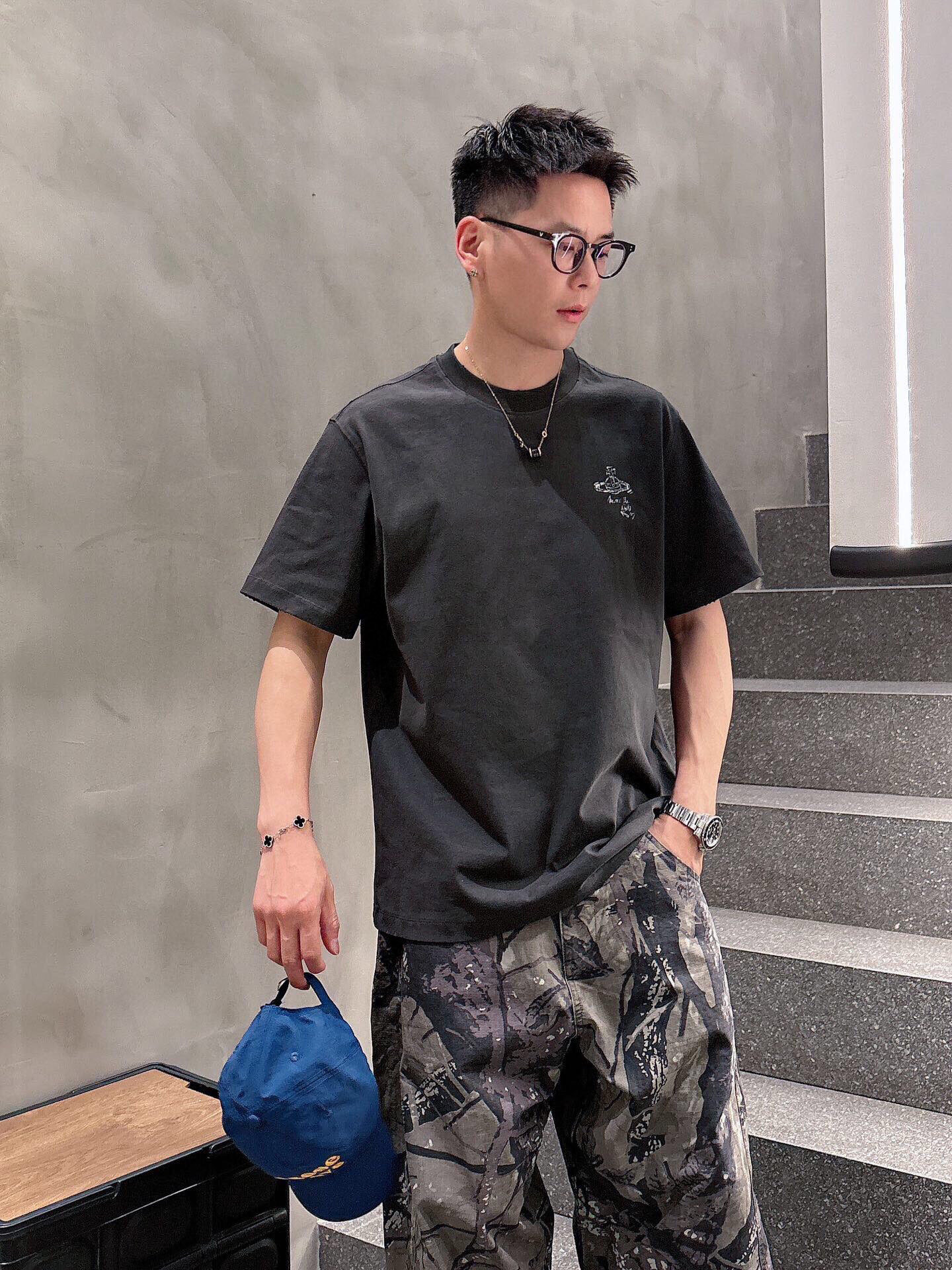 NO:116896,1969 autumn and winter new short-sleeved T-shirt color black white flower gray size M-3XL micro-wide style fabric heavy carbon grinding pure cotton fabric skin-friendly and soft and crisp and stylish P.S micro-wide loose style design is loose and moderate The front and back patterns are treated to mottled effect to imitate hand-painted printing effect The style is integrated with grinding edge design Simple and fashionable Casual and versatile, T-shirt,tees, t-shirt,alexander wang198609091969秋冬新款短袖T恤 颜色黑色 白色 花灰色 尺码M-3XL 微阔版型 面料克重碳素磨毛纯棉面料 触感亲肤柔软且挺括有型 P.S微阔宽松版型设计松弛有度 前、后幅图案处理成斑驳效果做仿手绘印花效果 款式融入了磨烂边设计 简洁时尚 休闲百搭,,T-shirt,tees，t-shirt,alexander wang,Men's clothing