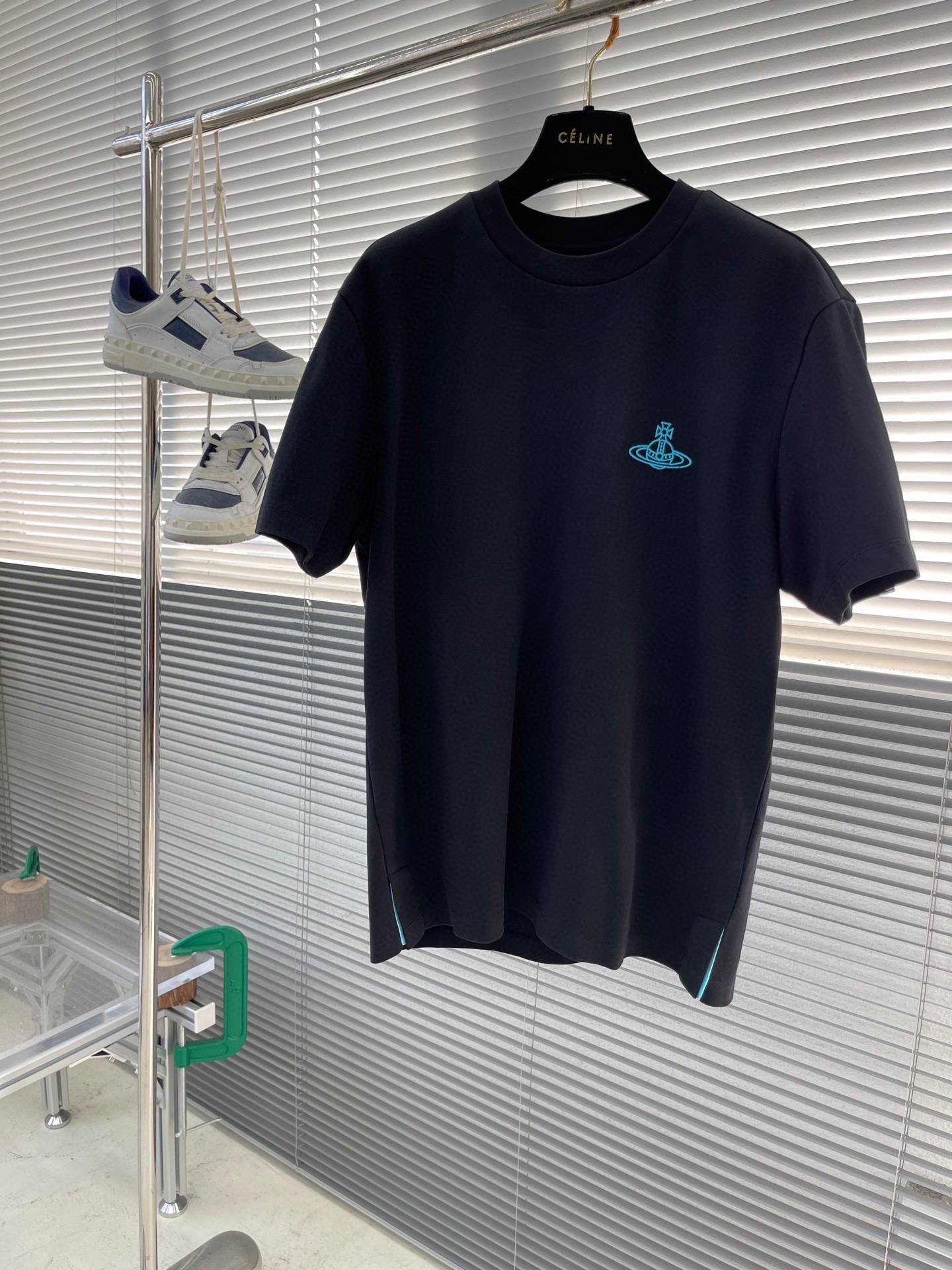 NO:116895,vivian Queen Mother 2025 spring and summer new short-sleeved T-shirt Size M-5XL Micro-wide style Fabric Roman cotton plain fabric, 245 grams weight, the fabric texture is flat and clear, the feel is crisp and stylish, the texture is unique, and the structure is stable. The craft pattern is colorful three-dimensional embroidery, the embroidery position of the back cover breaks the routine, combined with the hem slit webbing process, the style is unique and eye-catching., T-shirt,tees, t-shirt,alexander wang19860909vivian 西太后 2025春夏新款短袖T恤 尺码M-5XL 微阔版型 面料罗马棉平纹面料,245克重,面料纹路平整清晰,手感挺括有型,质感独特,结构稳定 工艺图案彩色立体绣花,后幅绣花位置打破常规,结合下摆开叉织带工艺,款式独特吸睛.,,T-shirt,tees，t-shirt,alexander wang,Men's clothing