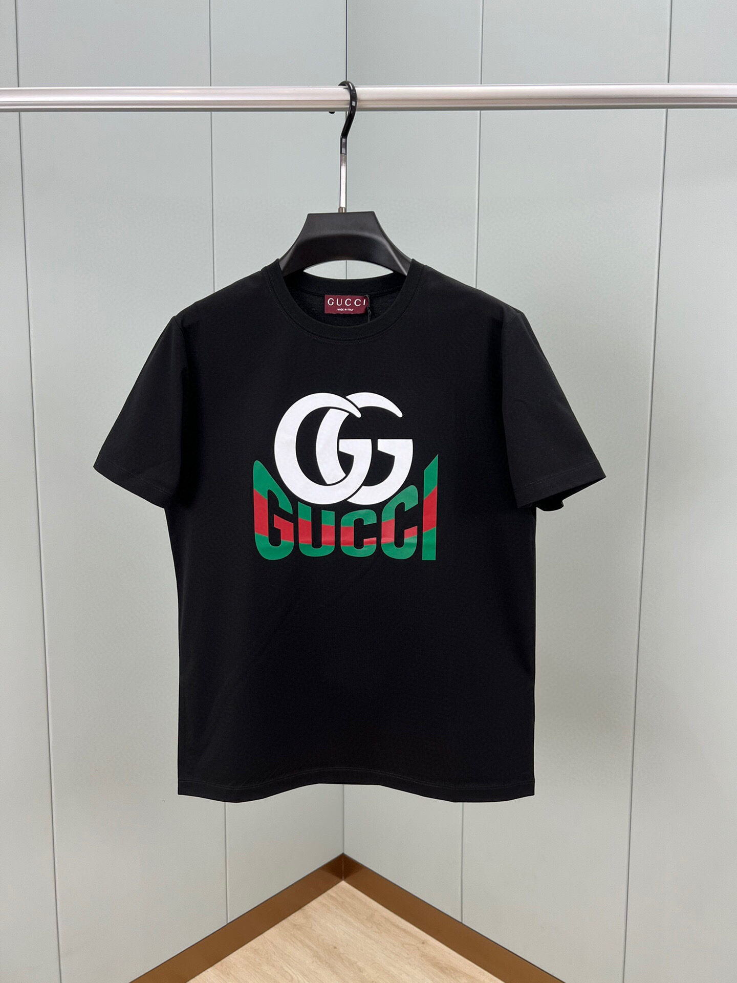 NO:116901,Gucci 25 spring and summer new letter double G printed logo short-sleeved T-shirt, new season knitted items interpret Gucci brand elements, front embellishment Gucci print and double G print. Customized 80 double-strand mercerized cotton fabric; black and white Hemp gray M-XXXL (black and white customizable 4XL, 5XL), gucci, T-shirt,tees, t-shirt,alexander wang19860909Gucci 25春夏新品字母双G印花logo短袖T恤,新季针织单品演绎Gucci品牌元素,正面缀饰Gucci印花和双G印花.定制80支双股丝光棉面料；黑色 白色 麻灰 M-XXXL（黑白可定制4XL、5XL）,,gucci,T-shirt,tees，t-shirt,alexander wang,Men's clothing