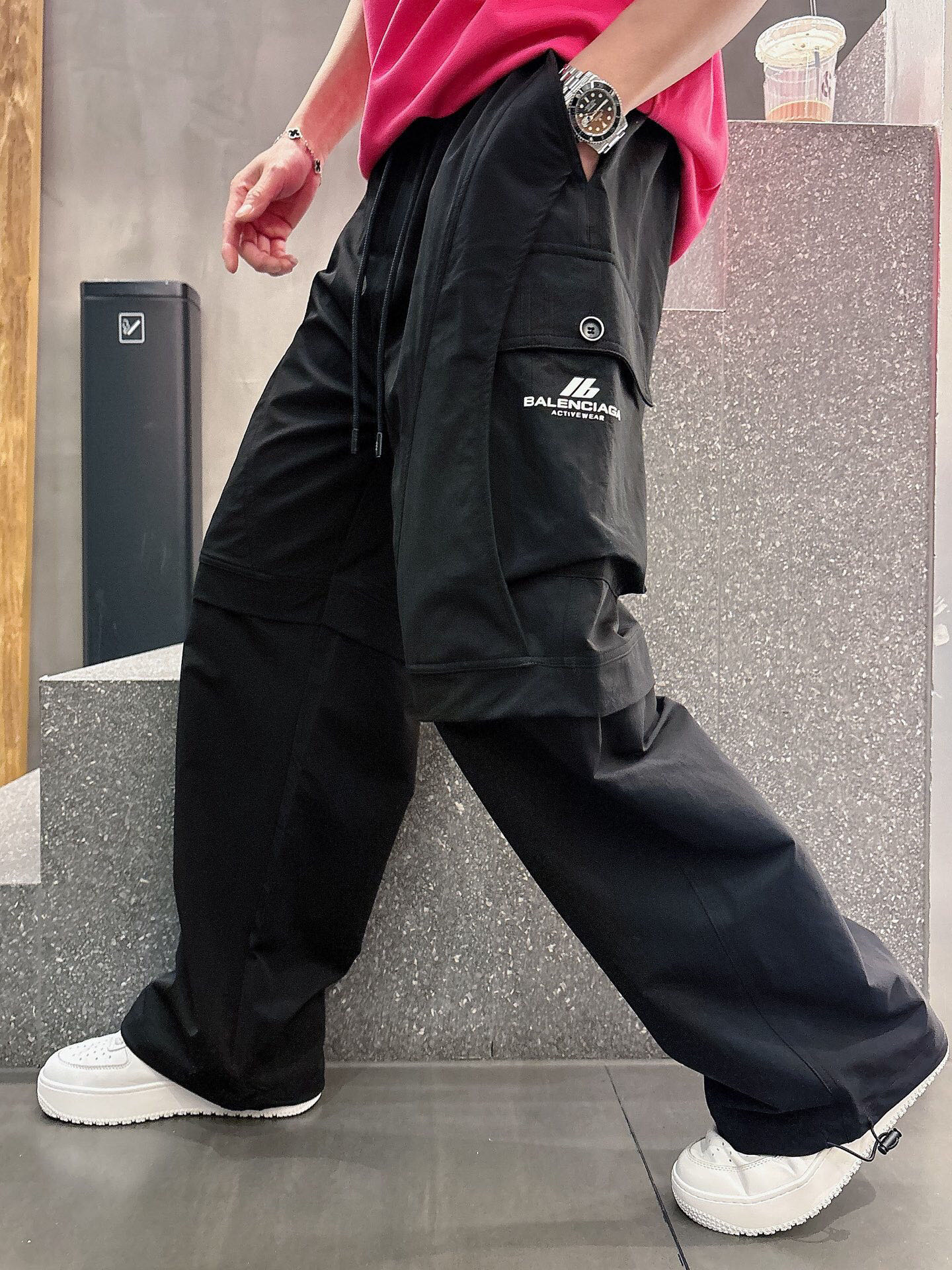 NO:118367,The new straight-leg casual pants in Paris spring are made of high-quality woven material, the fabric is silky and crisp, the work pocket design and decoration on both sides, and the hardware details are in place!  The upper body is eye-catching enough and has a great chance of looking back!  Code number M-XXXL, alexander wang19860909巴黎春季新款直筒休闲裤,采用优质梭织材质,面料丝滑挺括,两侧工装口袋设计装饰,五金细节到位！上身足够吸睛且回头率爆棚！码数M-XXXL,,alexander wang,Men's clothing