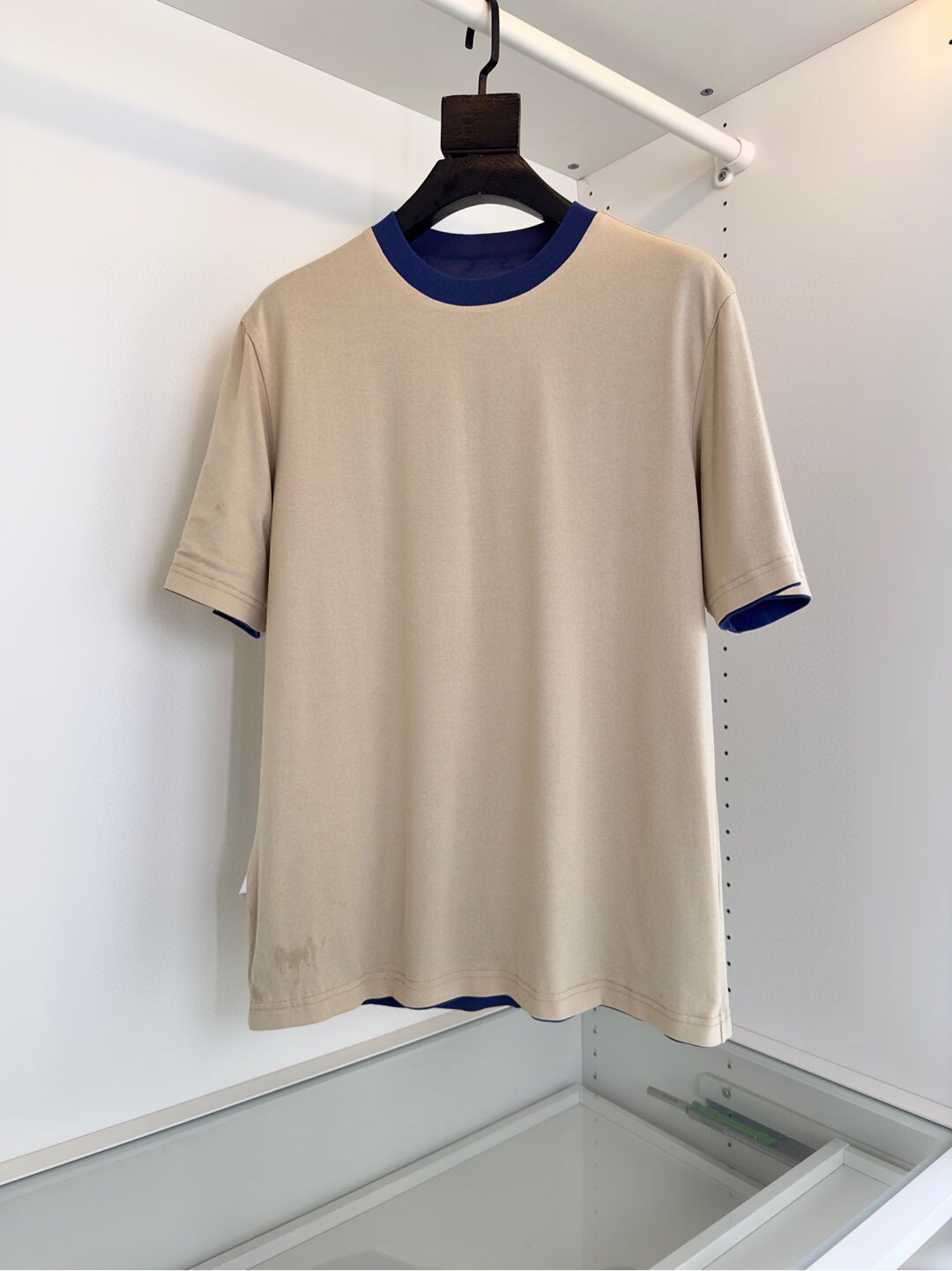 NO:118385,Luo*we 2025 Spring and Summer 2025 One dress and two-sided wear. Double-sided wear a slightly wide round neck short-sleeved T-shirt with back logo embroidery. The functionality of both sides wear gives people a novel design highlight. The craftsmanship of the surface tie-dye, natural aging, fashionable and distinctive. The slim cut The neckline slightly fits the neck. The upper body is comfortable and trendy. The fabric is made of long-length cotton. The fabric is made of long-length cotton. The skin-friendly, breathable and has a good sense of crispness. Color Picture color. Number M-3XL. Try it on 172-148. Appropriate wear. T-shirt,tees,t-shirt,alexander wang.19860909罗*威lo*we 2025春夏 一衣两穿 双面穿微阔型圆领短袖T恤背部标志刺绣 采用进口百灵达绣花机刺绣来完成.正反两面穿的功能性 给人新颖的设计亮点 表面扎染的工艺 自然的做旧 时尚而有特点 微阔的剪裁 领口微微贴合颈部 上身舒适而潮流 面料采用长绒棉的材质 面料采用长绒棉的材质 亲肤 透气 又有很好的挺括感 颜色 图片色 码数M-3XL 试穿172-148穿L合适,,T-shirt,tees，t-shirt,alexander wang,Men's clothing