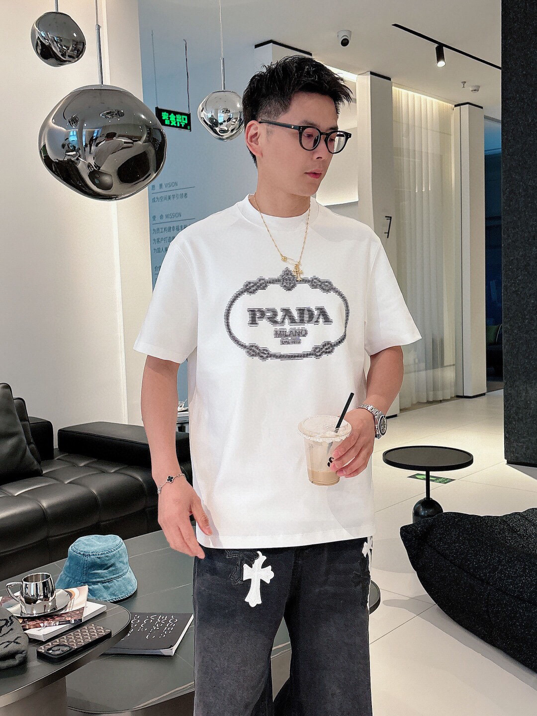 NO:118388,New short-sleeved T-shirt in spring and summer, dark gray, white, cream yellow, size M-XXXL, slightly wide-size, fabric heavy cotton-like Roman fabric, clear and flat, dense and crisp. P.S front LOGO pattern made of laundry, handmade three-dimensional slurry printing process after washing and dyeing, dark gray and cream yellow are the finished product effects of the ready-made garment after the Asute environmentally friendly dyeing process. The finished product coloring is retro and fashionable, the color falls naturally, and the white is simple and fashionable. (Note that due to the characteristics of the washing and dyeing process, it is normal for bleaching after washing and washing in the later stage of the garment. If you mind, place an order carefully) The model is photographed with height of 172cm/weight of 123 catties, try on the L-code effect. Based on personal actual needs, this value is for reference only., T-shirt,tees, t-shirt,alexander wang19860909春夏新款短袖T恤 颜色深灰 白色 奶油黄 尺码M-XXXL 微阔版型 面料克重棉感罗马面料,布纹清晰平整且密实挺括. P.S前幅LOGO图案做成衣洗染后手工立体拉浆印花工艺,深灰色、奶油黄是成衣经过阿苏特环保染色工序后的成品效果,成品着色复古时尚、色落自然,白色简洁时尚.（注由于洗染色工艺需要形成色落效果的特性原因,成衣后期洗水会有脱色现象属于正常情况,如有介意慎重下单） 拍摄模特身高172cm/ 体重123斤,试穿L码效果. 以个人实际需求为准,此数值仅供参考.,,T-shirt,tees，t-shirt,alexander wang,Men's clothing