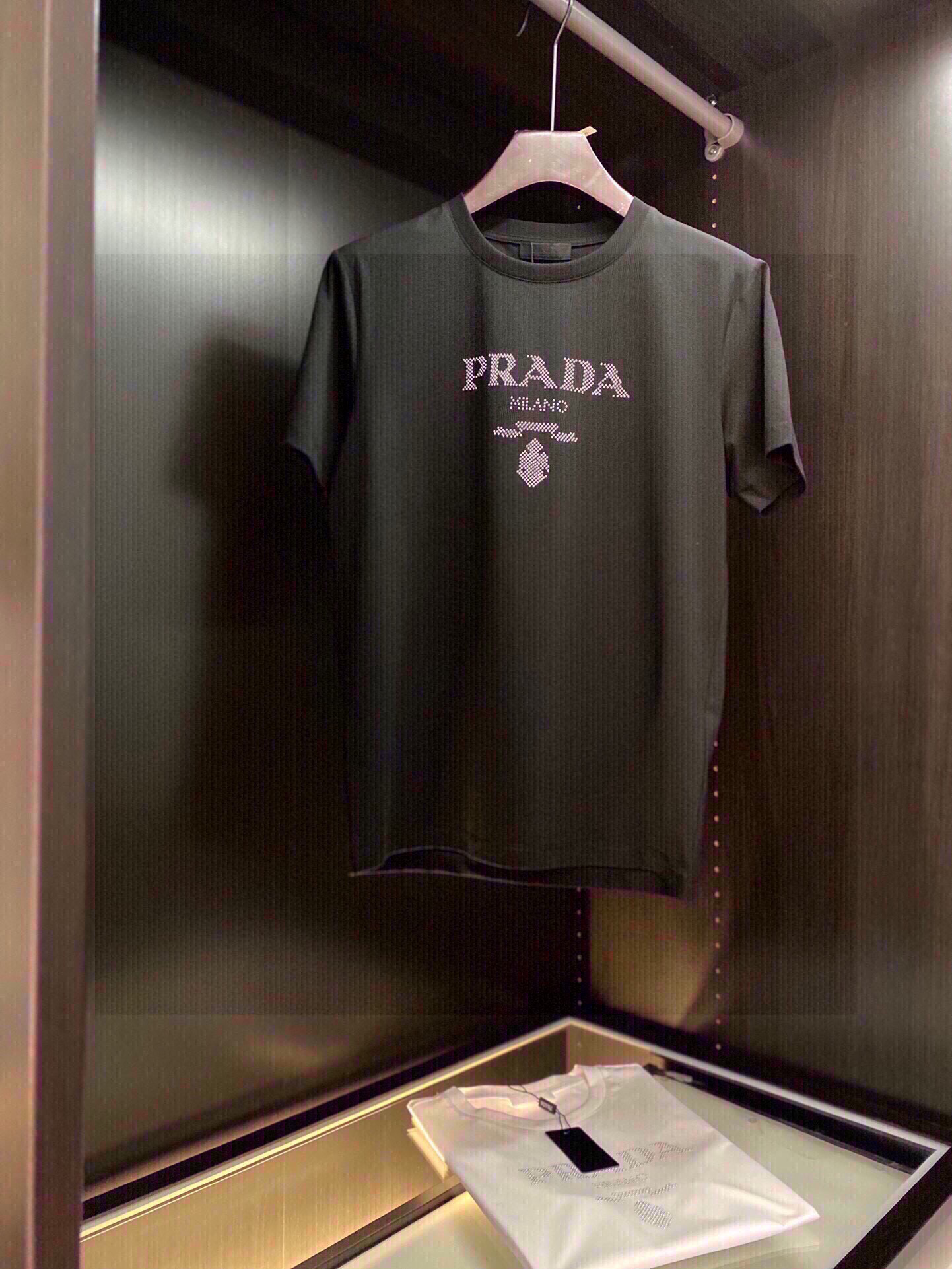 NO:118391,[New Products, Spot Supply] Original Single Channel, Craftsmanship!  2025 Pra round neck short-sleeved rivet decorative T-shirt, with minimalist business casual style from PD's new beauty works, creating the most elegant casual and fashionable atmosphere!  Regular design and tailoring, both personalized and fashionable, and is inherently extraordinary. It is suitable for wearing it alone! 