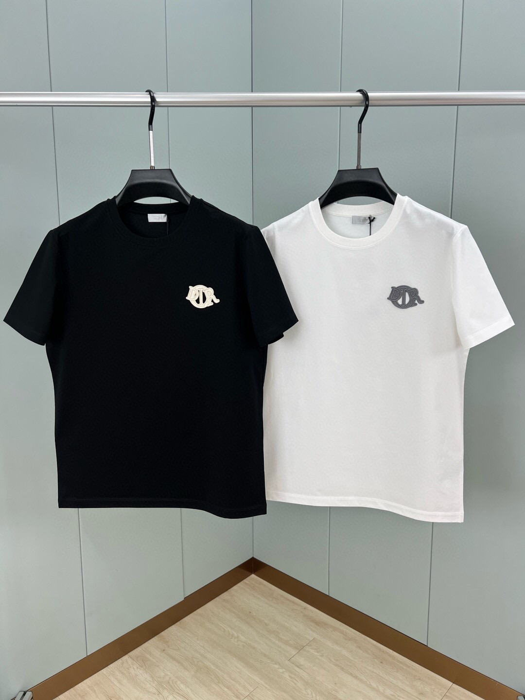 
Dior.迪奥 25春夏新品Dior Charm立体浮雕刺绣标志短袖T恤，采用定制80支双股丝光棉面料