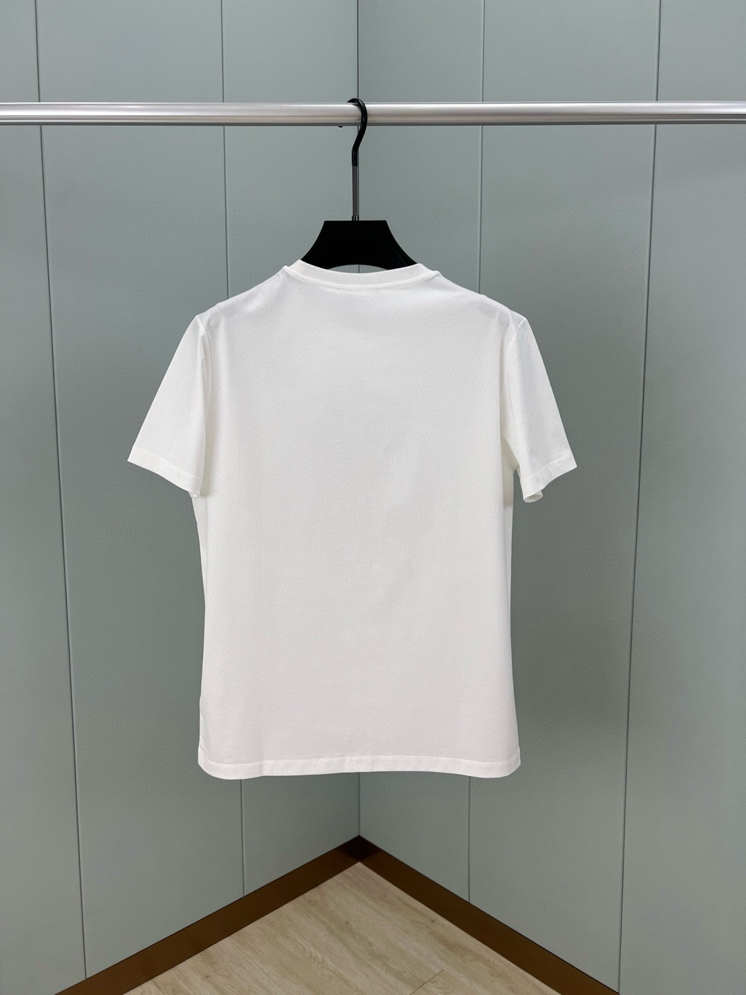 
Dior.迪奥 25春夏新品Dior Charm立体浮雕刺绣标志短袖T恤，采用定制80支双股丝光棉面料