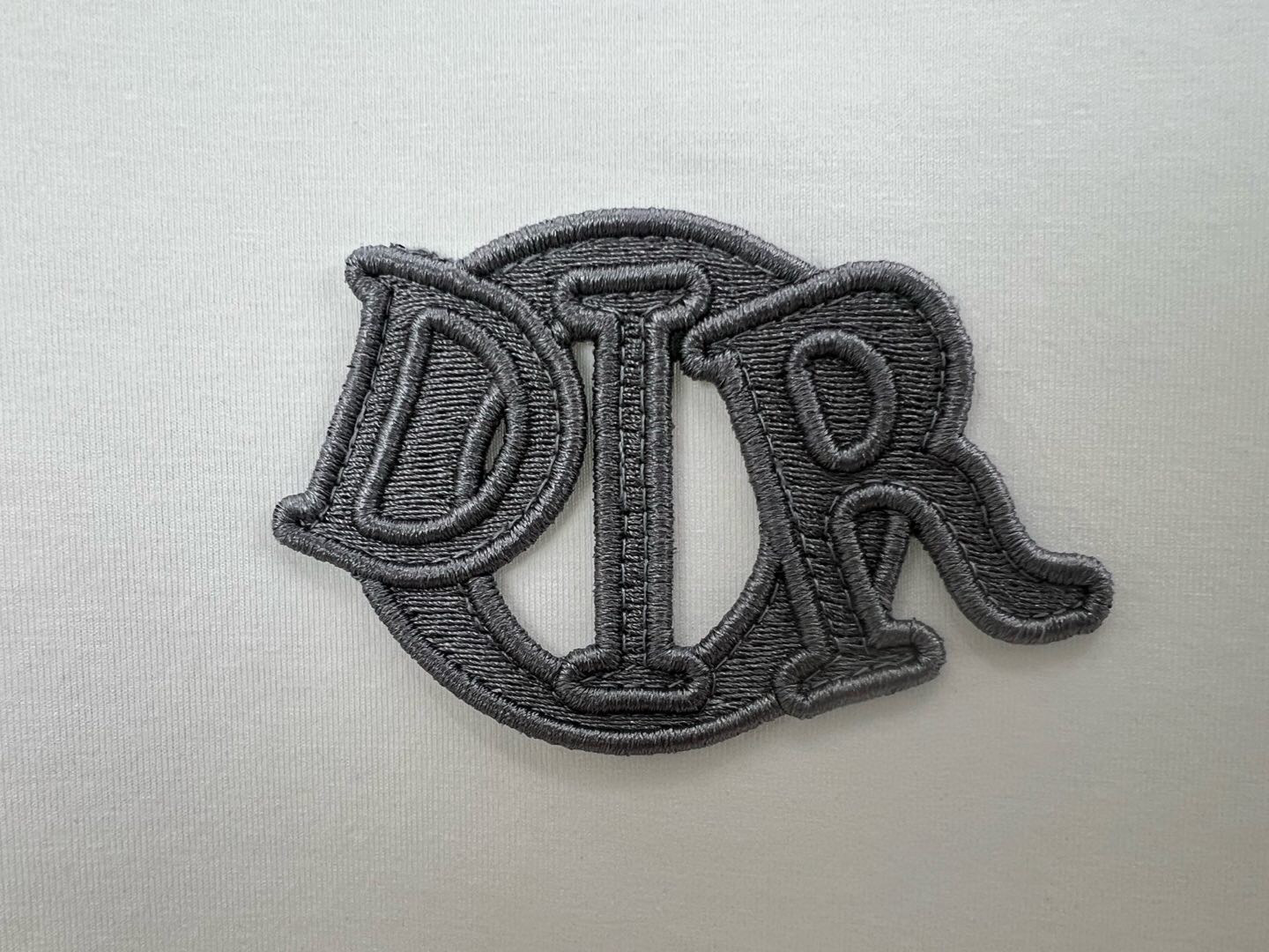 
Dior.迪奥 25春夏新品Dior Charm立体浮雕刺绣标志短袖T恤，采用定制80支双股丝光棉面料