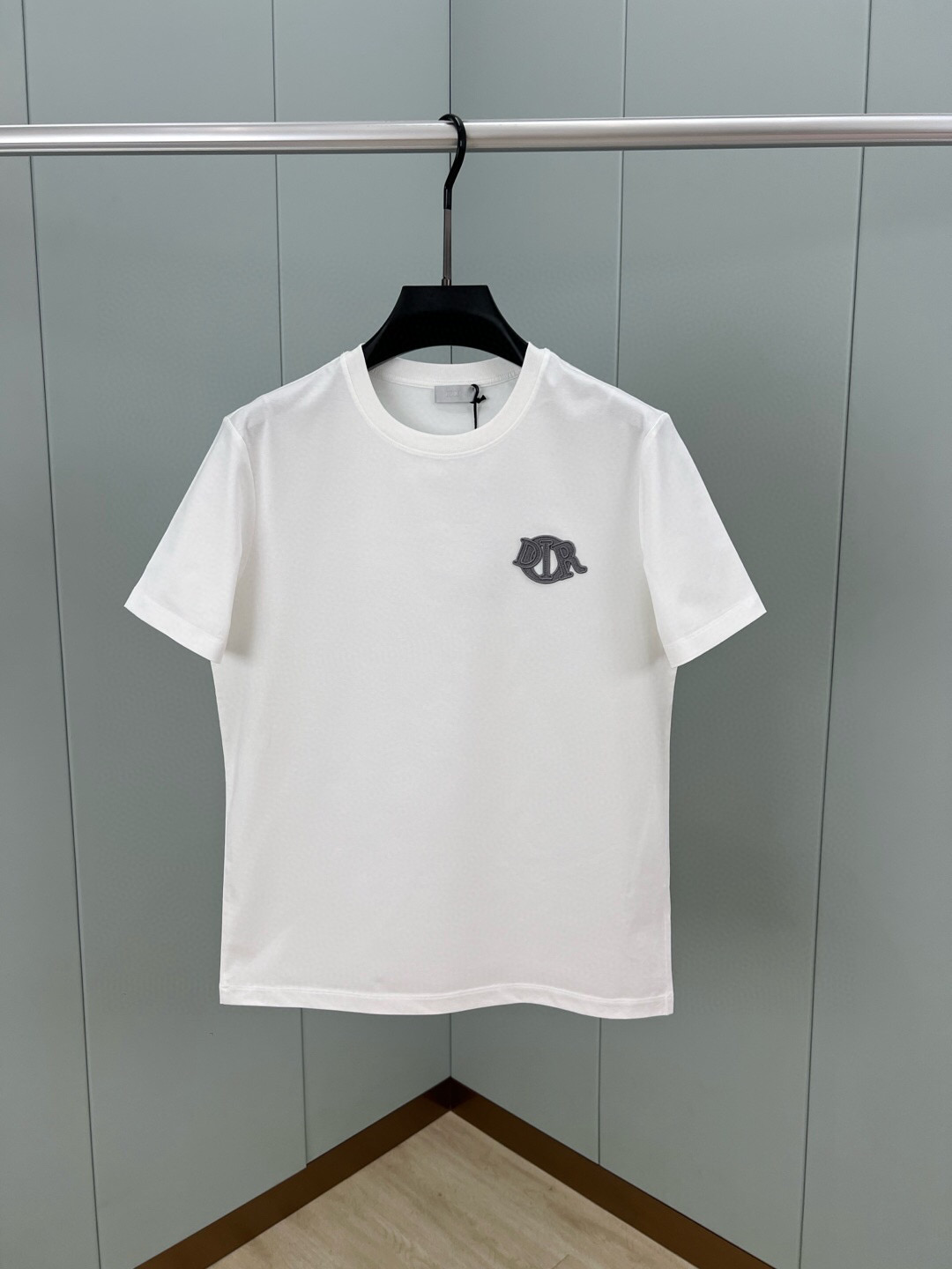 
Dior.迪奥 25春夏新品Dior Charm立体浮雕刺绣标志短袖T恤，采用定制80支双股丝光棉面料