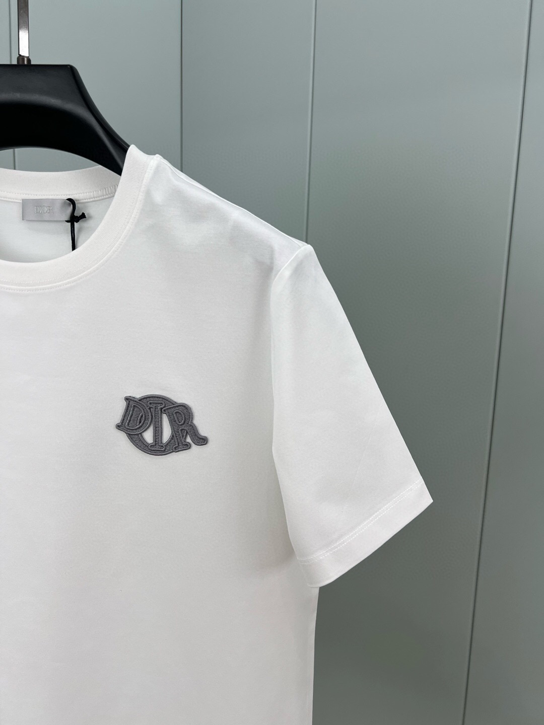 
Dior.迪奥 25春夏新品Dior Charm立体浮雕刺绣标志短袖T恤，采用定制80支双股丝光棉面料