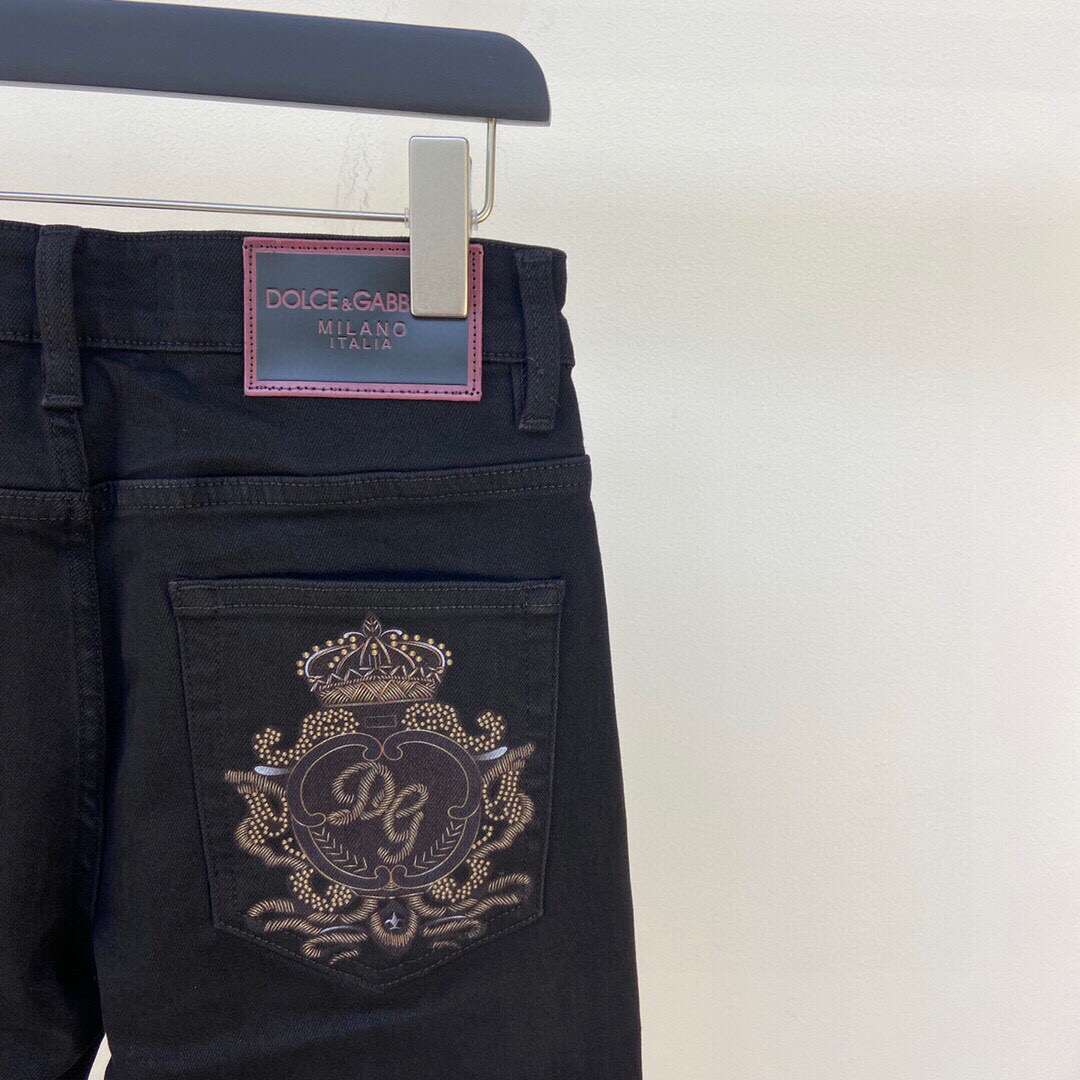 
DG牛仔裤
黑牛 Size：29 30 31 32 33 34 36 （新品）9822#