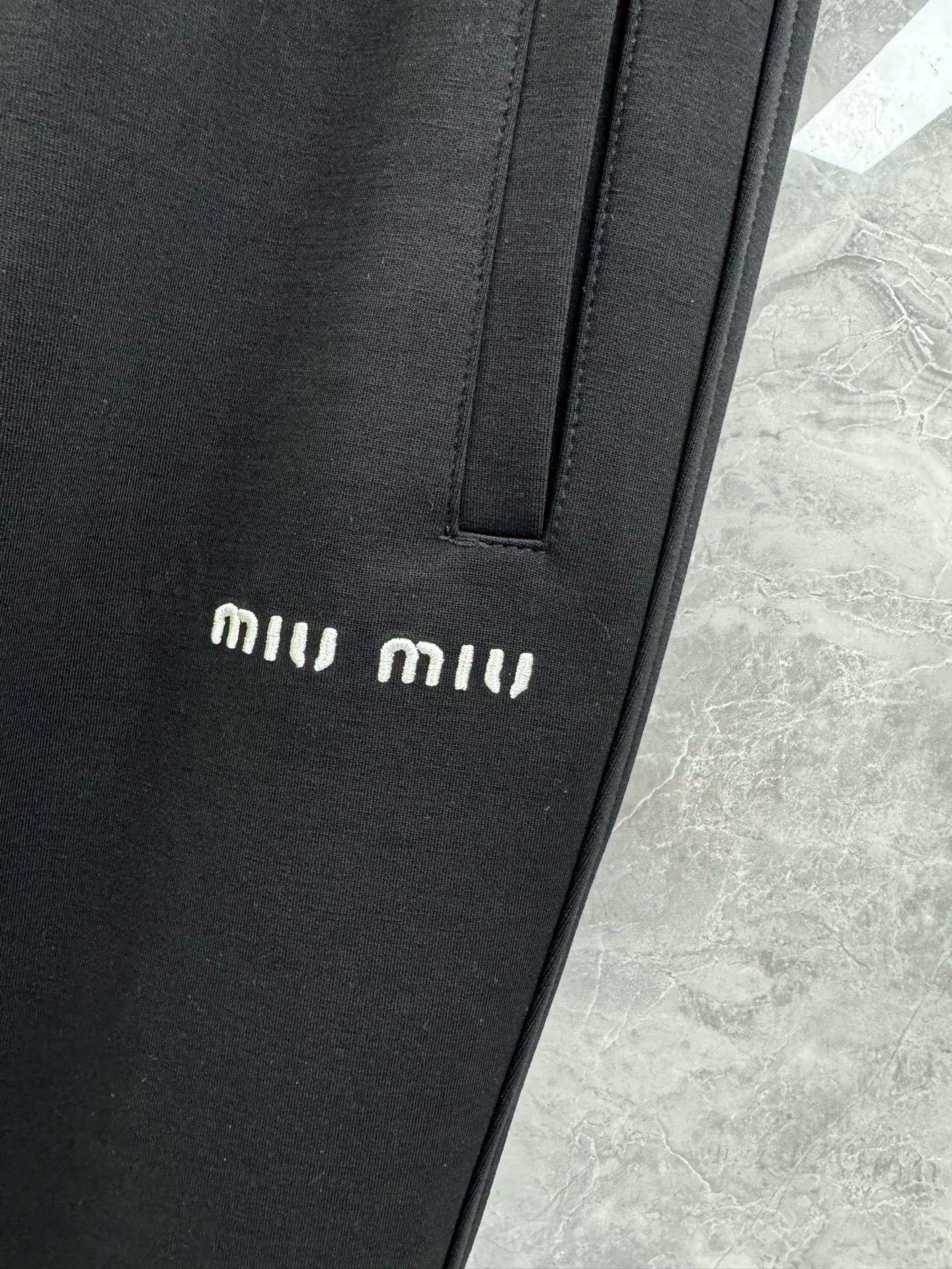 25春夏新款MiuMiu木代尔混纺轻柔休闲裤,男士极简刺绣百搭宽松直筒长裤。法国顶级渠道,触感温和柔软