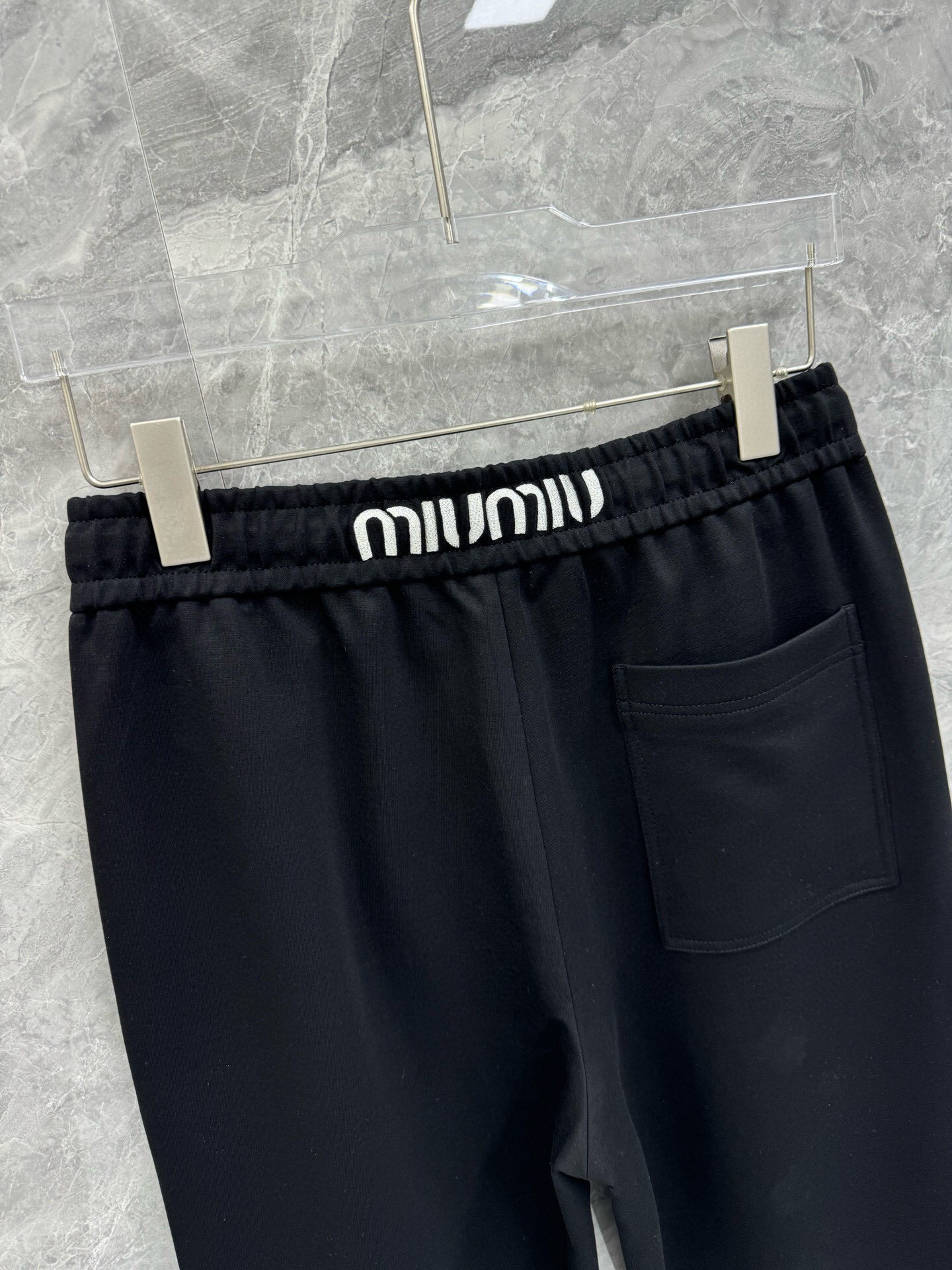 25春夏新款MiuMiu木代尔混纺轻柔休闲裤,男士极简刺绣百搭宽松直筒长裤。法国顶级渠道,触感温和柔软