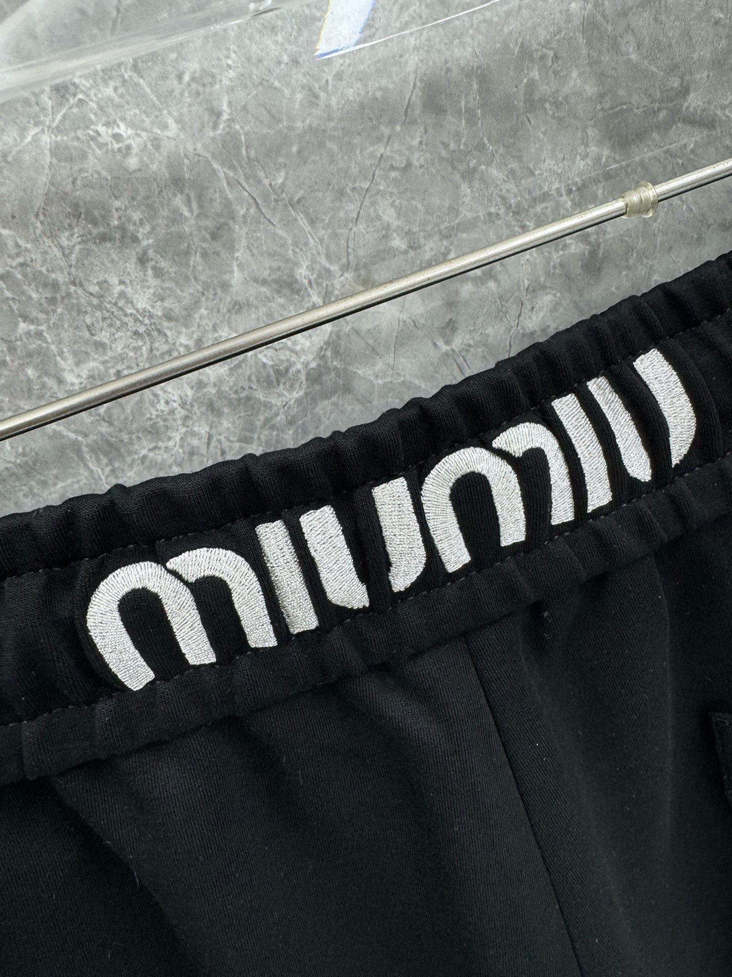25春夏新款MiuMiu木代尔混纺轻柔休闲裤,男士极简刺绣百搭宽松直筒长裤。法国顶级渠道,触感温和柔软