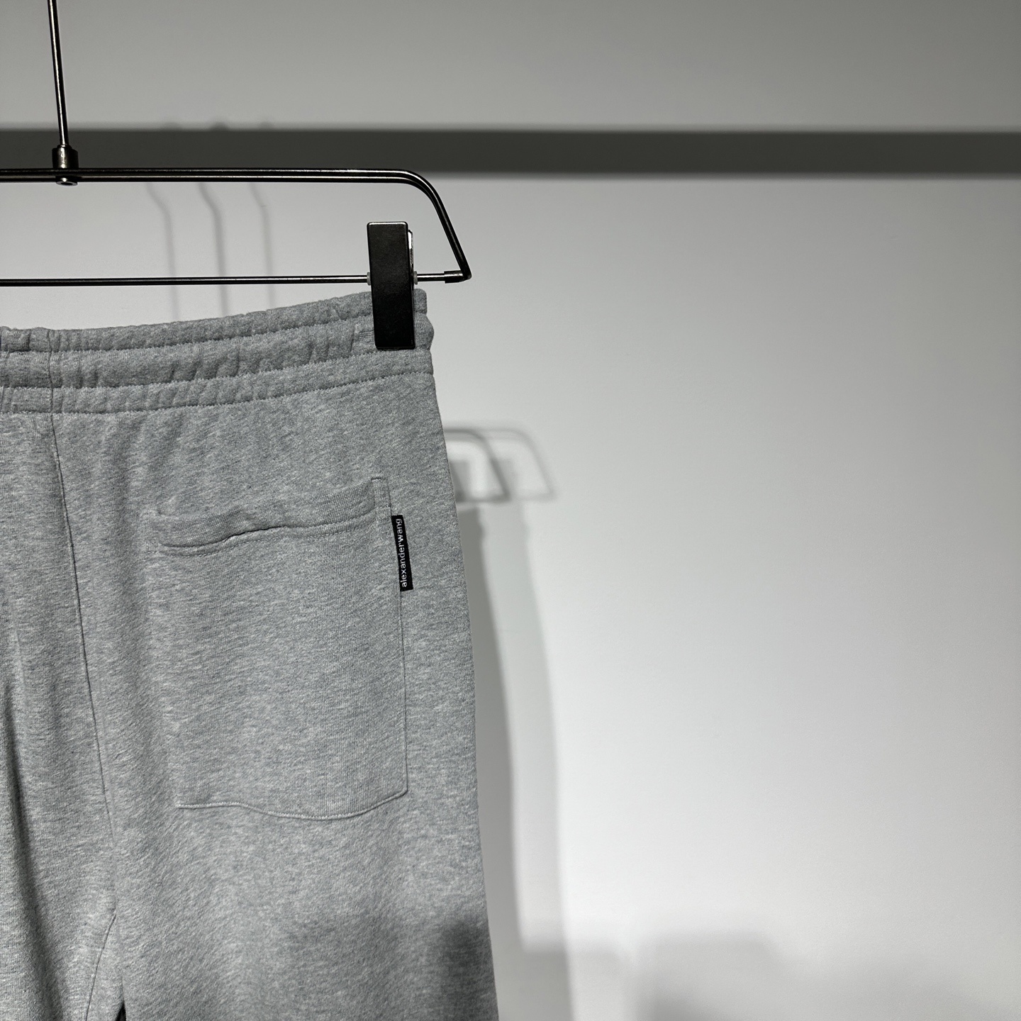 Alexander Wang 25早春新款
运动休闲裤华人最牛设计师王大人!!!经典字母logo立体胶