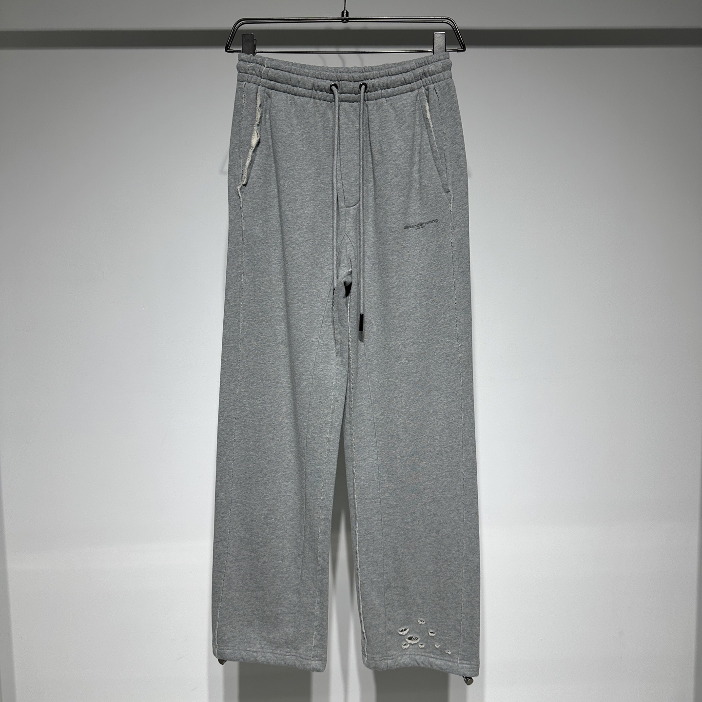 Alexander Wang 25早春新款
运动休闲裤华人最牛设计师王大人!!!经典字母logo立体胶