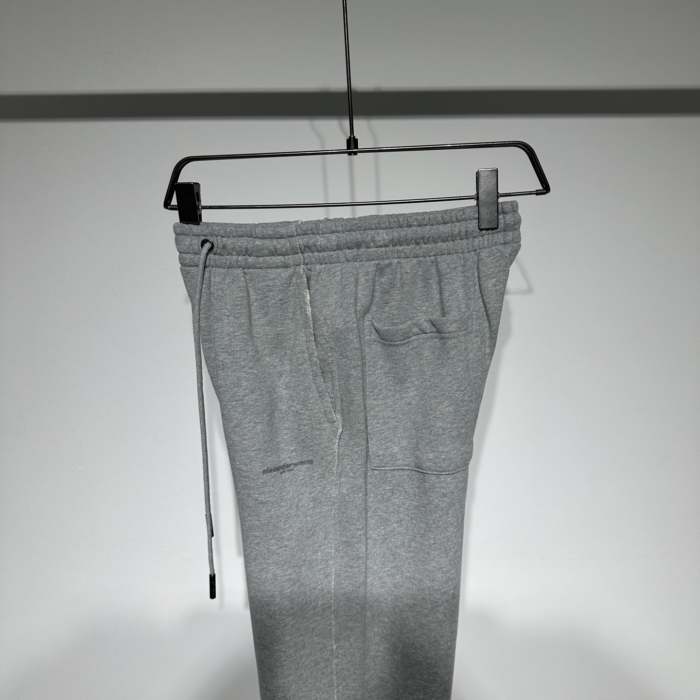 Alexander Wang 25早春新款
运动休闲裤华人最牛设计师王大人!!!经典字母logo立体胶