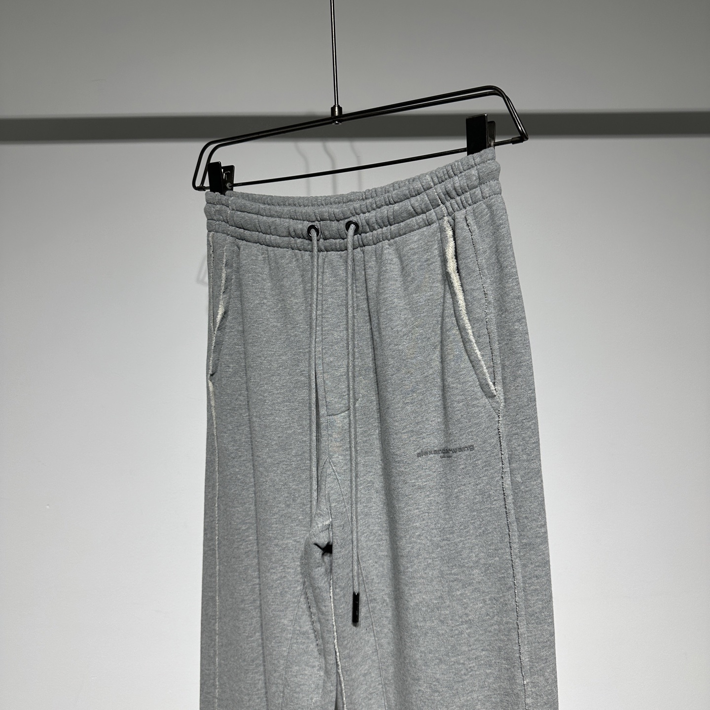 Alexander Wang 25早春新款
运动休闲裤华人最牛设计师王大人!!!经典字母logo立体胶