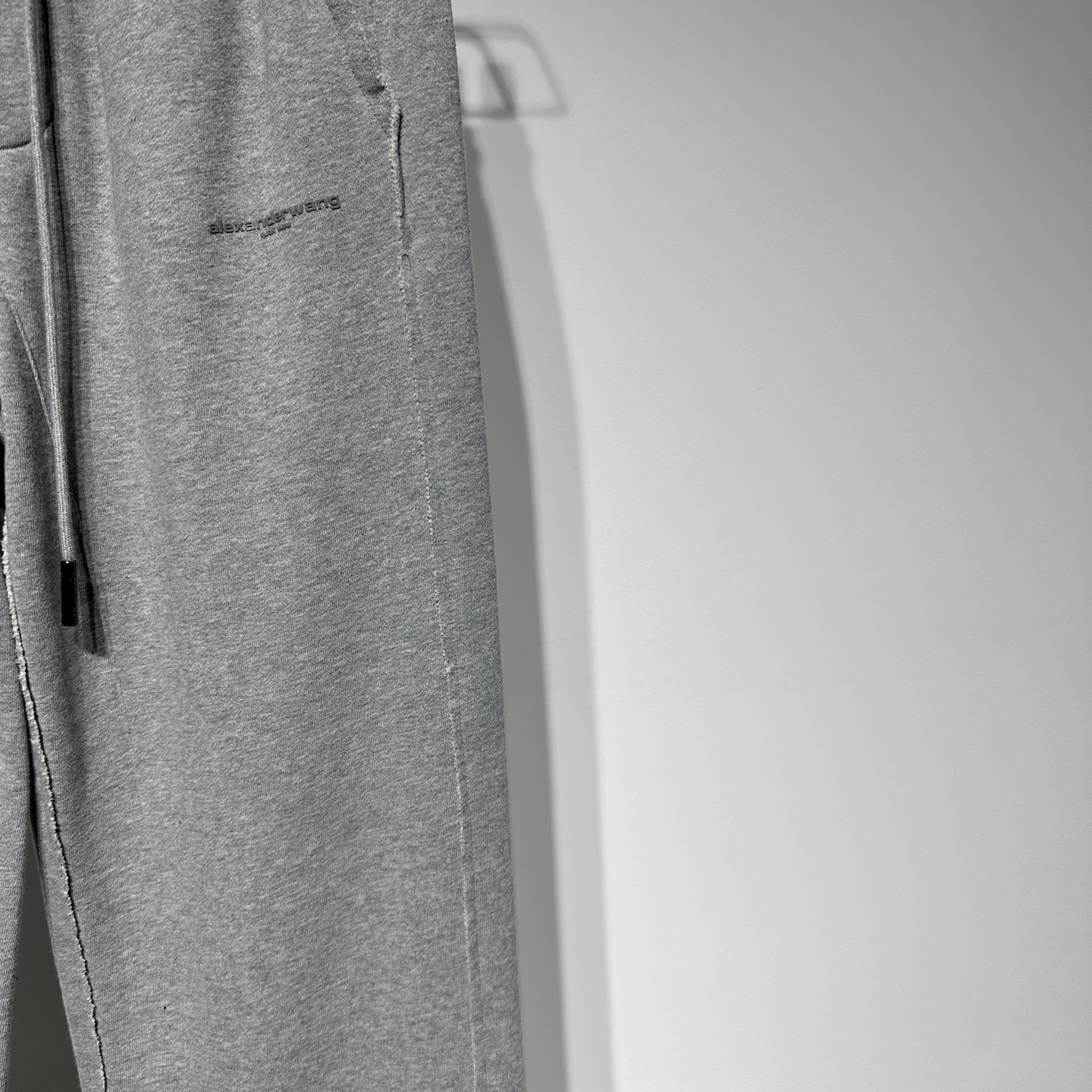 Alexander Wang 25早春新款
运动休闲裤华人最牛设计师王大人!!!经典字母logo立体胶