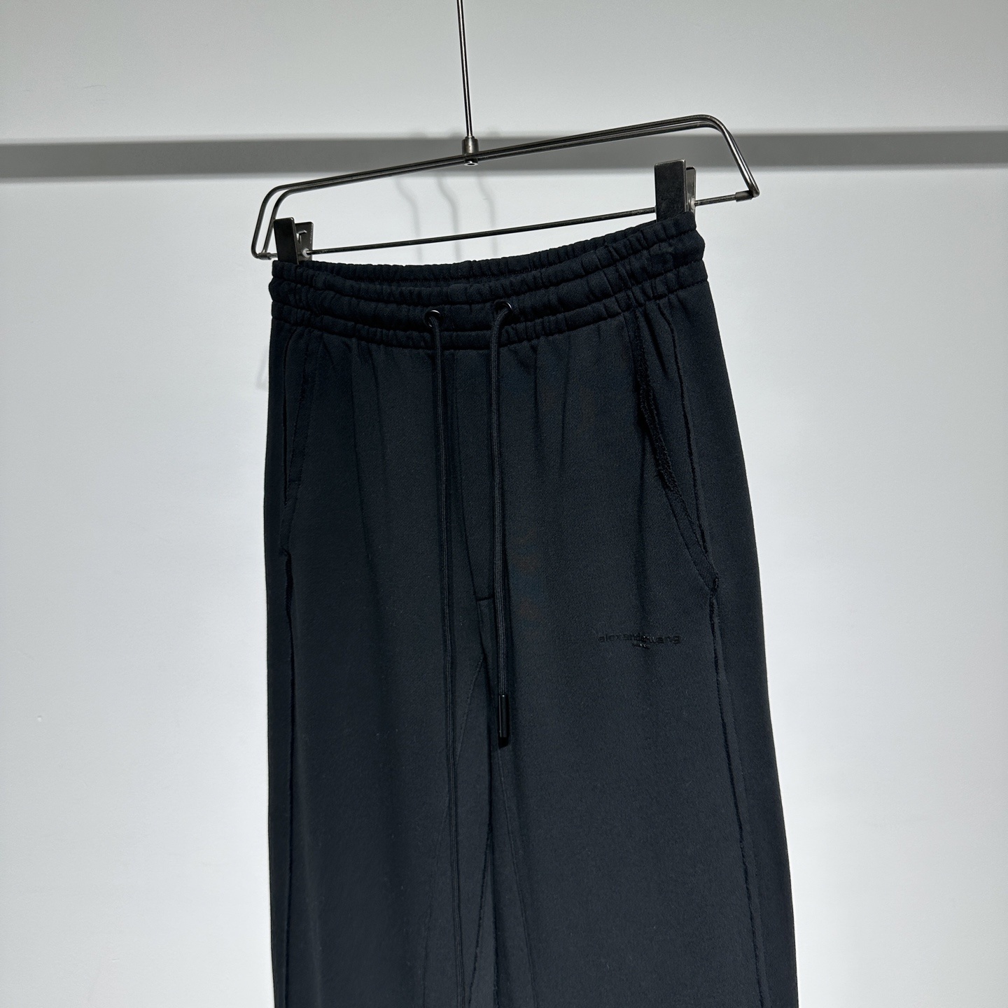 Alexander Wang 25早春新款
运动休闲裤华人最牛设计师王大人!!!经典字母logo立体胶