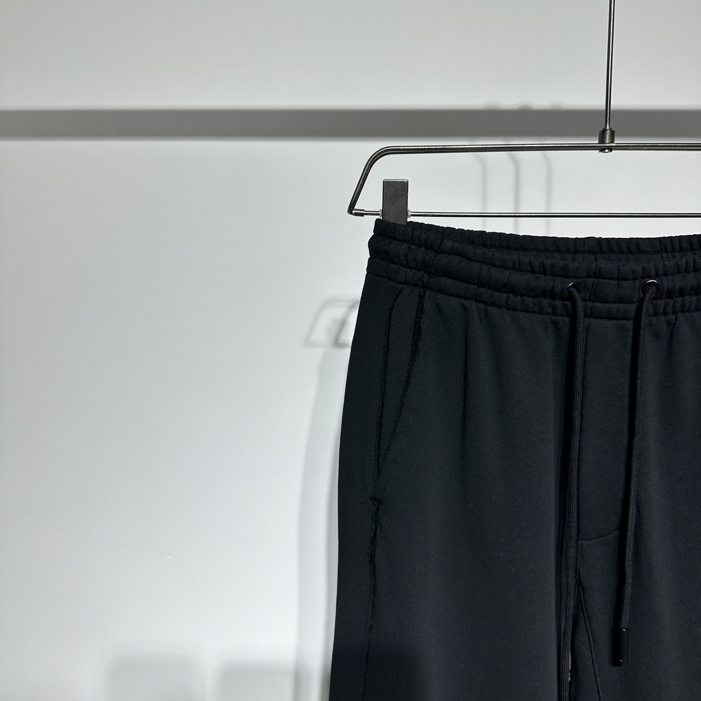Alexander Wang 25早春新款
运动休闲裤华人最牛设计师王大人!!!经典字母logo立体胶