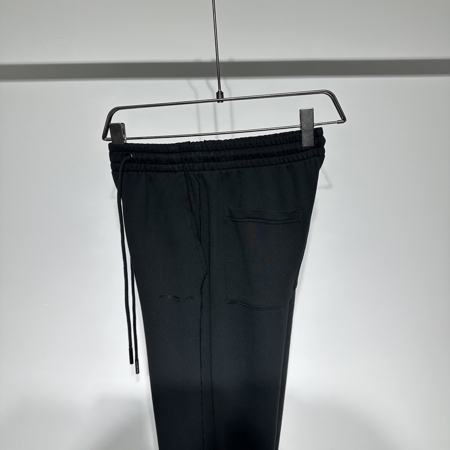 Alexander Wang 25早春新款
运动休闲裤华人最牛设计师王大人!!!经典字母logo立体胶