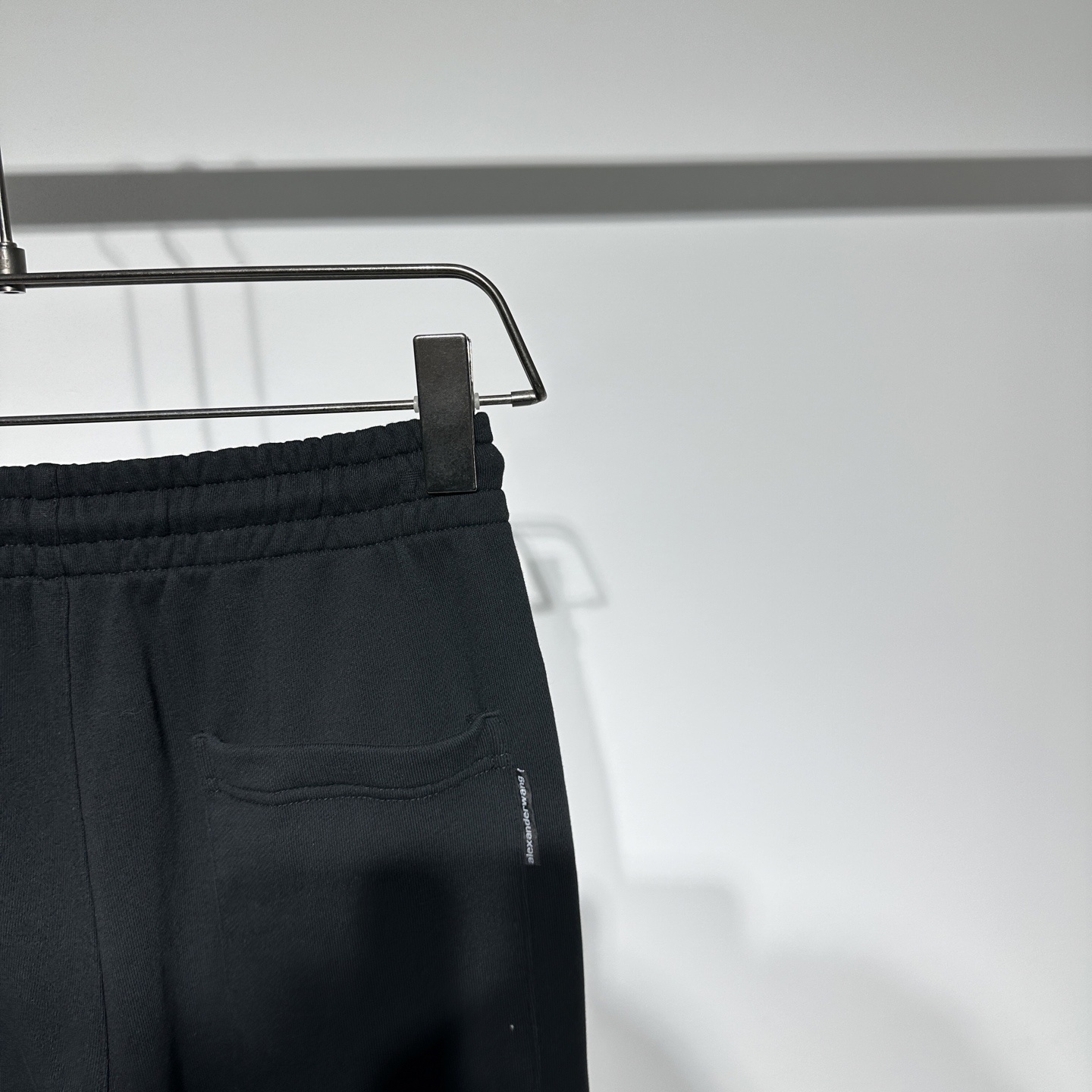 Alexander Wang 25早春新款
运动休闲裤华人最牛设计师王大人!!!经典字母logo立体胶