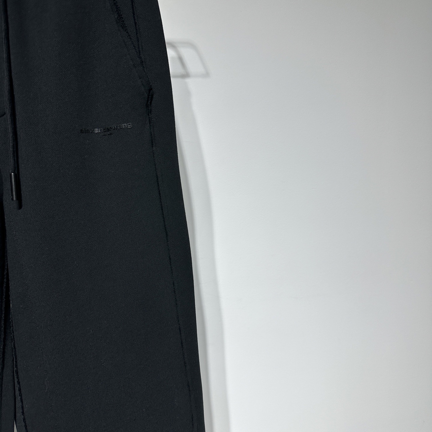Alexander Wang 25早春新款
运动休闲裤华人最牛设计师王大人!!!经典字母logo立体胶
