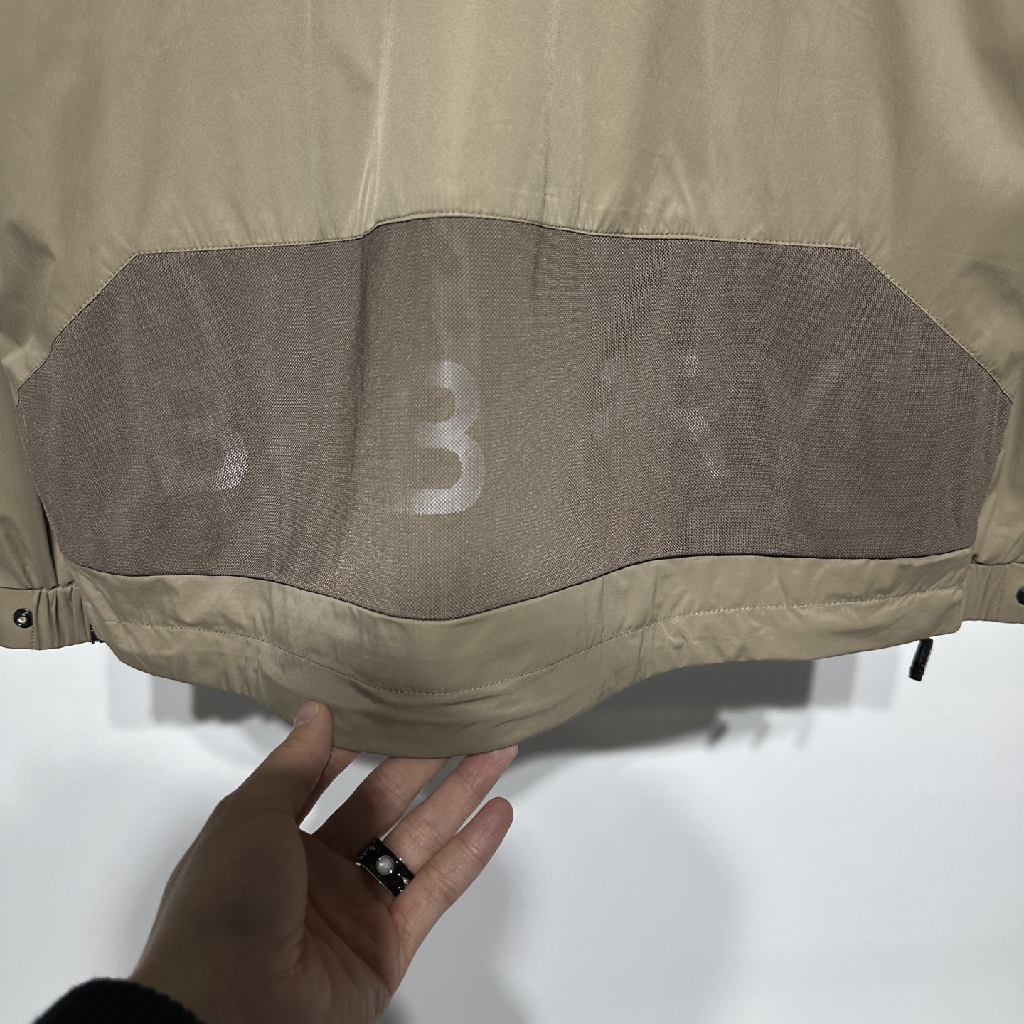 Burberry/巴宝莉 25早春新款!
时尚休闲连帽夹克外套!高密度面料素雅高级感恰到好处!面料具备