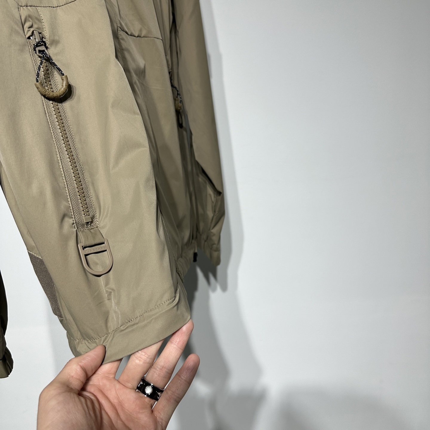 Burberry/巴宝莉 25早春新款!
时尚休闲连帽夹克外套!高密度面料素雅高级感恰到好处!面料具备