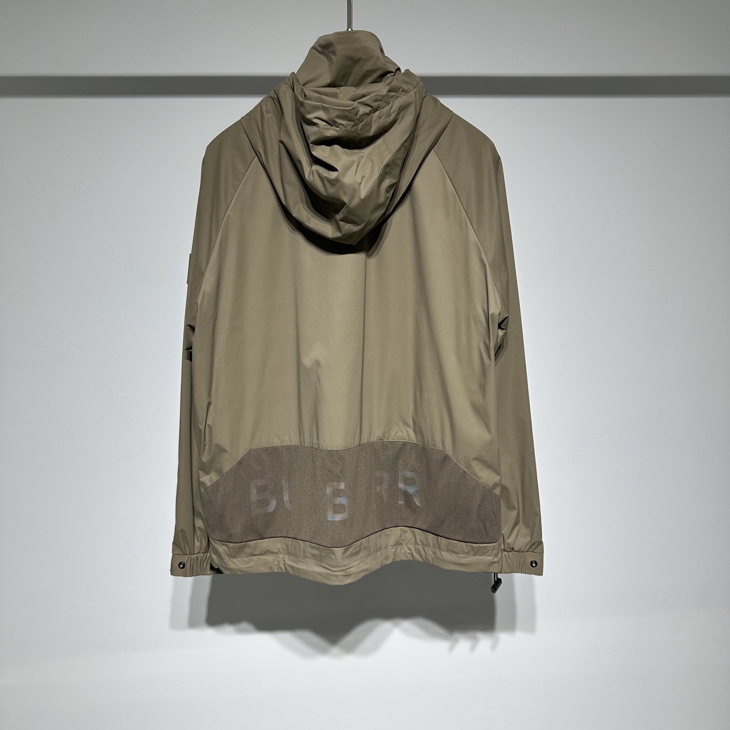 Burberry/巴宝莉 25早春新款!
时尚休闲连帽夹克外套!高密度面料素雅高级感恰到好处!面料具备